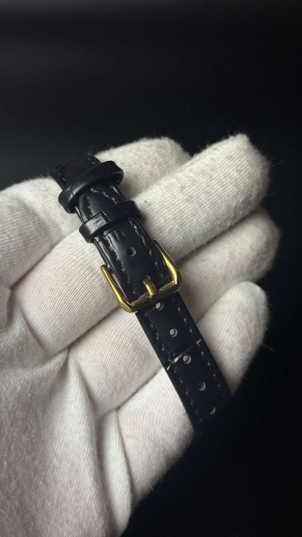Omega De Ville – kwadratowa koperta, złota tarcza, czarny pasek