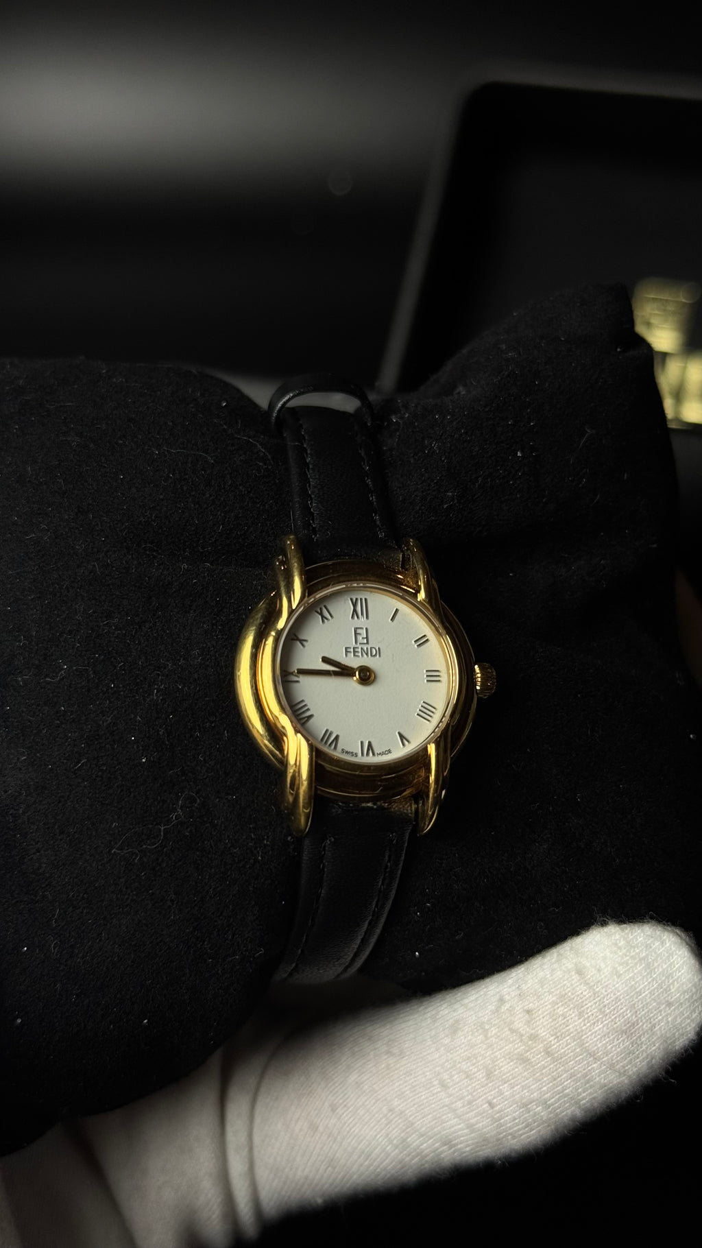Fendi – zegarek vintage w złotym kolorze z rzymskimi cyframi i czarnym paskiem