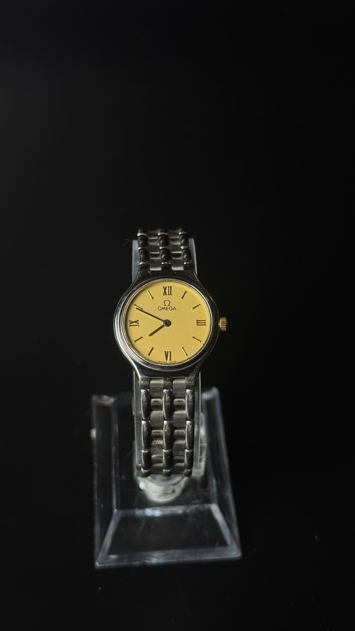 Omega De Ville – złota tarcza, cyfry rzymskie, stalowa bransoleta