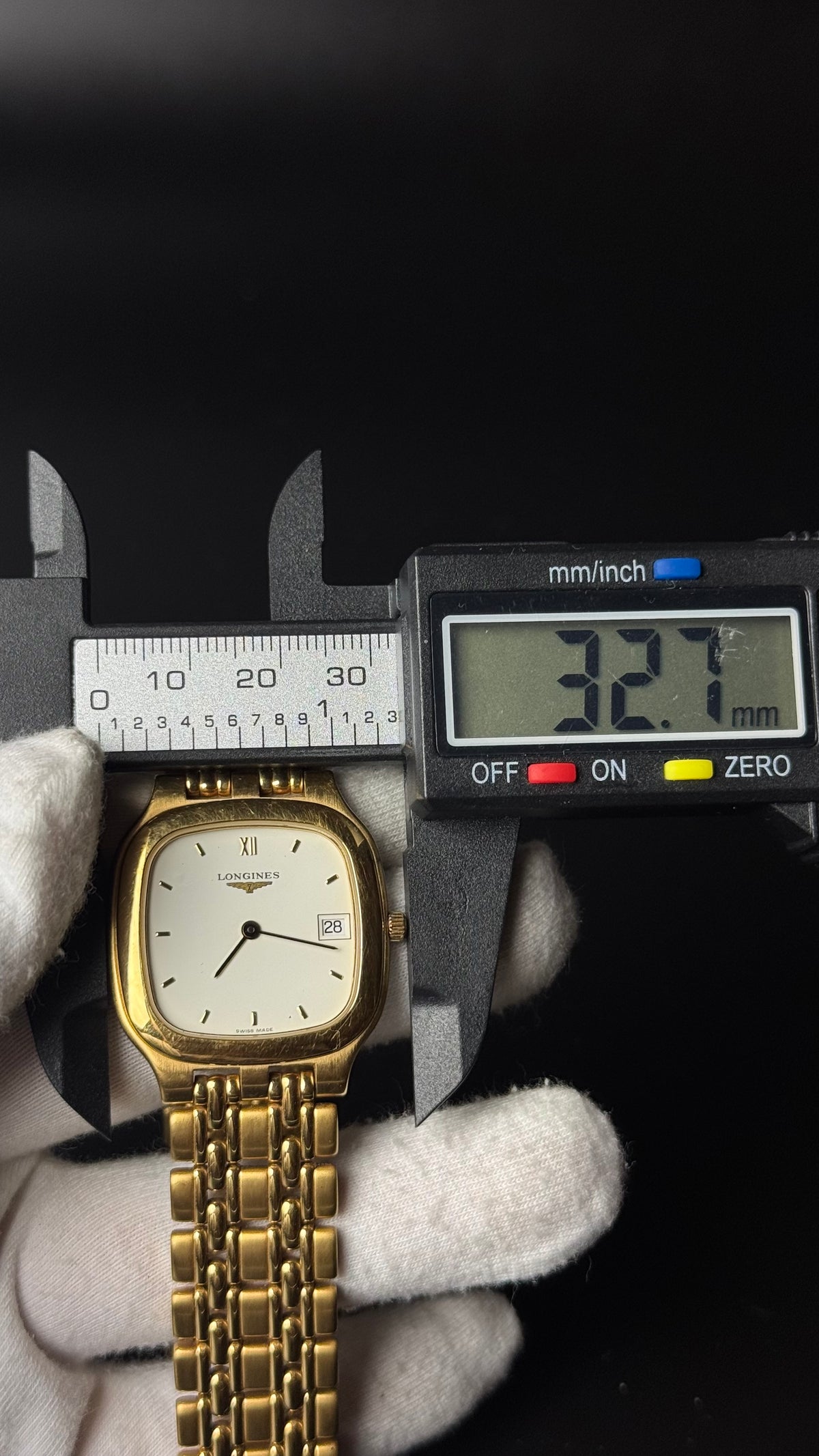 Longines – zegarek vintage z jasną tarczą i datownikiem na złotej bransolecie