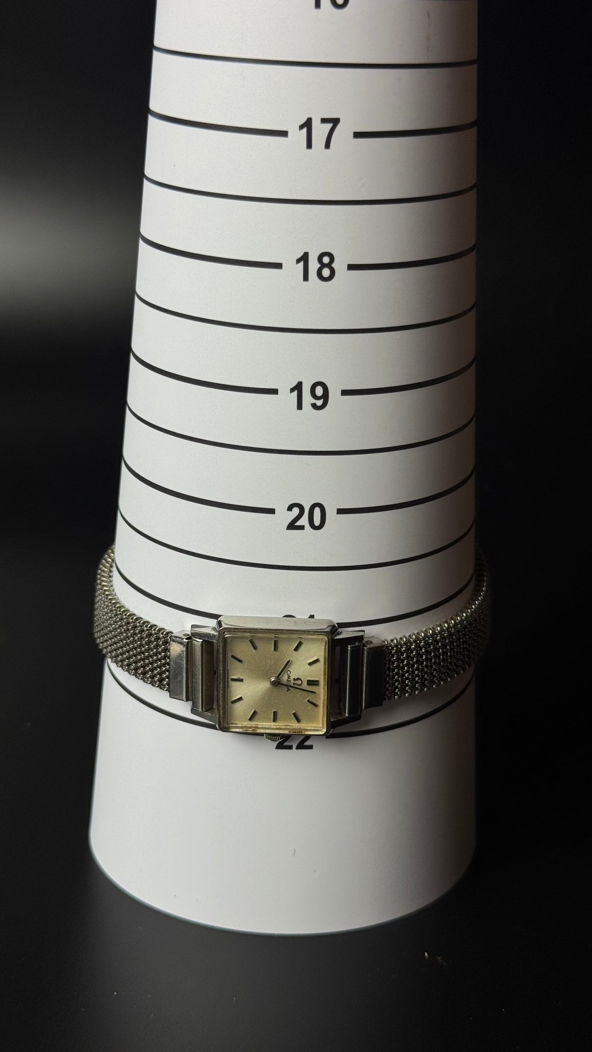 Omega – kwadratowy zegarek vintage z szampańską tarczą na bransolecie mesh