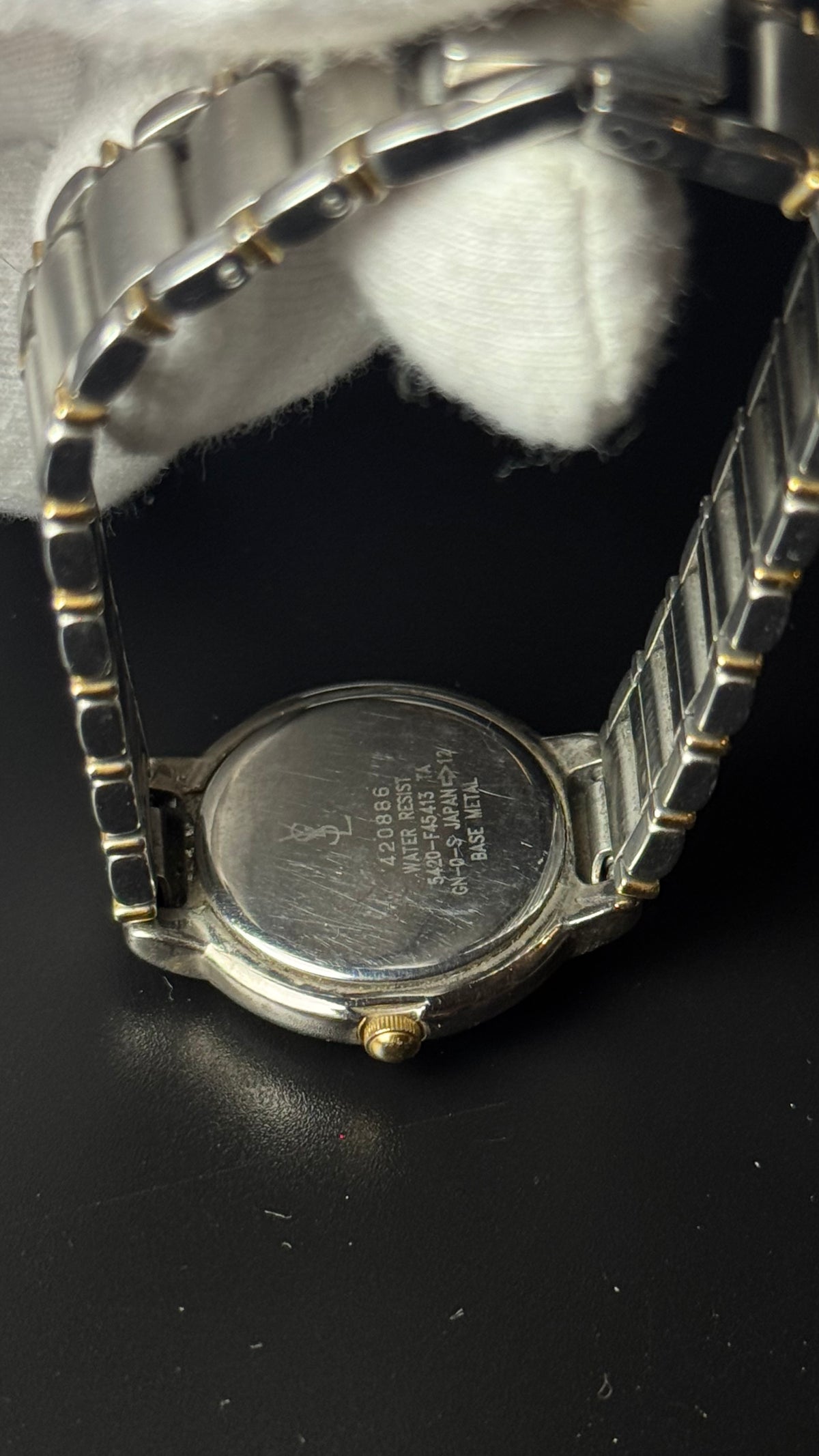 Yves Saint Laurent YSL – kremowa tarcza, srebrno-złota bransoleta