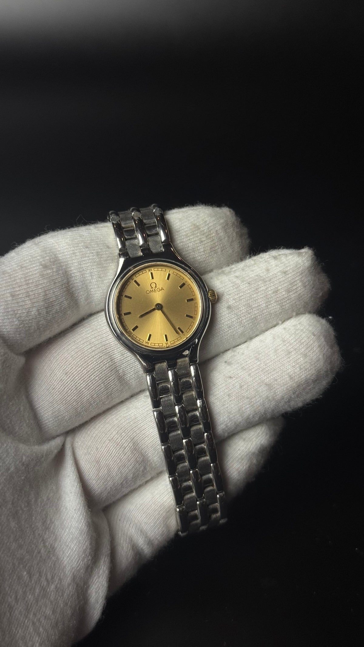 Omega – złota tarcza, srebrna bransoleta
