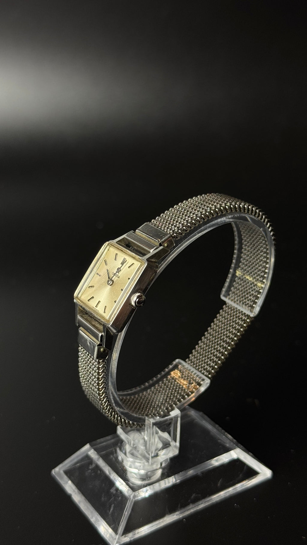 Omega – kwadratowy zegarek vintage z szampańską tarczą na bransolecie mesh