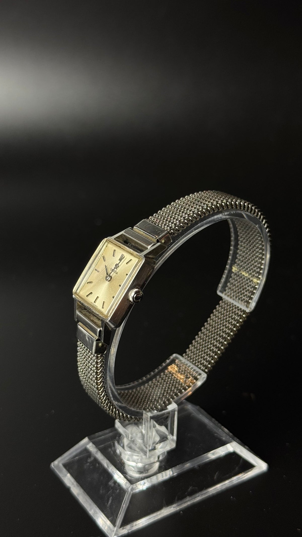 Omega – kwadratowy zegarek vintage z szampańską tarczą na bransolecie mesh