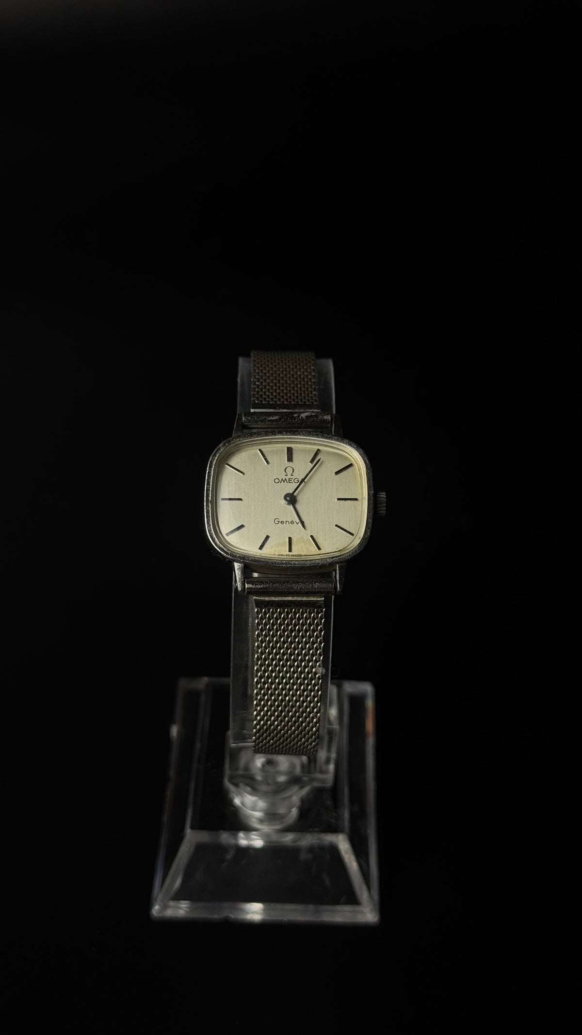 Omega Genève – zegarek vintage z szampańską tarczą na bransolecie mesh