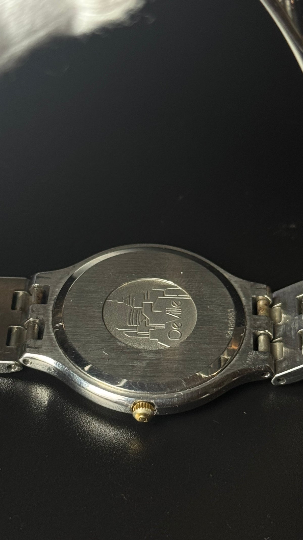 Omega De Ville – złota tarcza, cyfry rzymskie, stalowa bransoleta, datownik