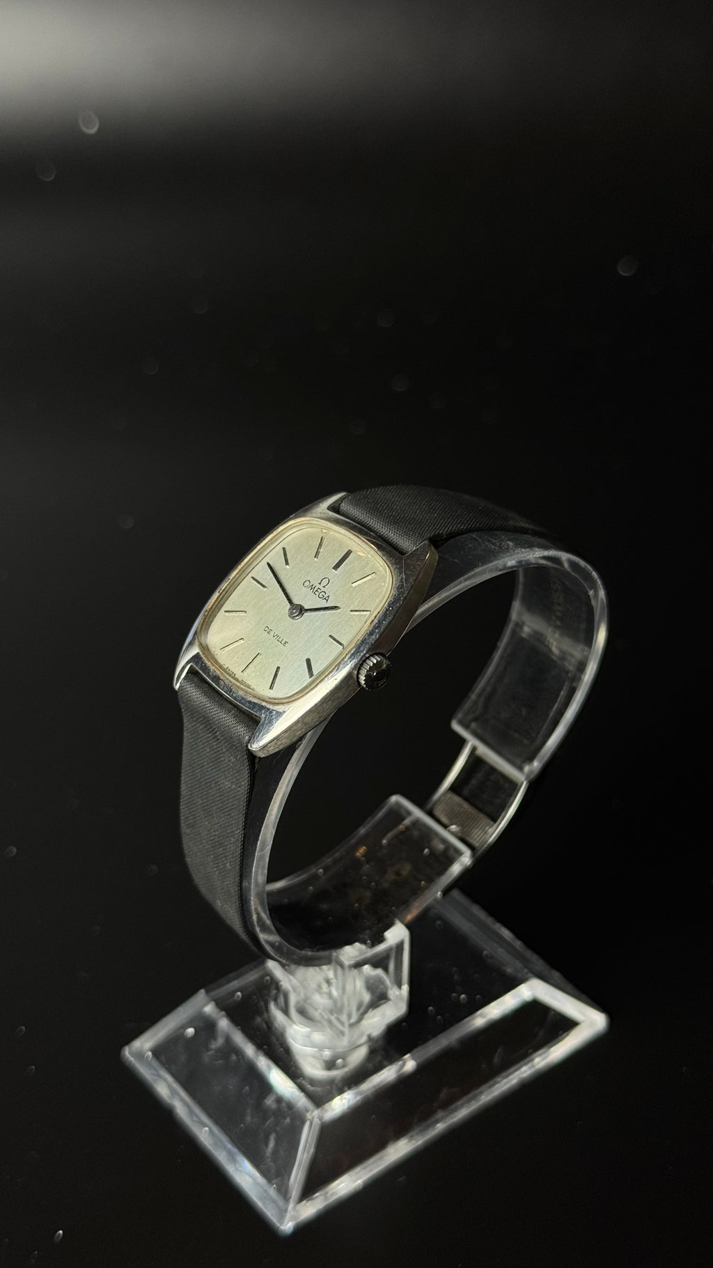 Omega De Ville – zegarek vintage ze srebrną tarczą na czarnym pasku