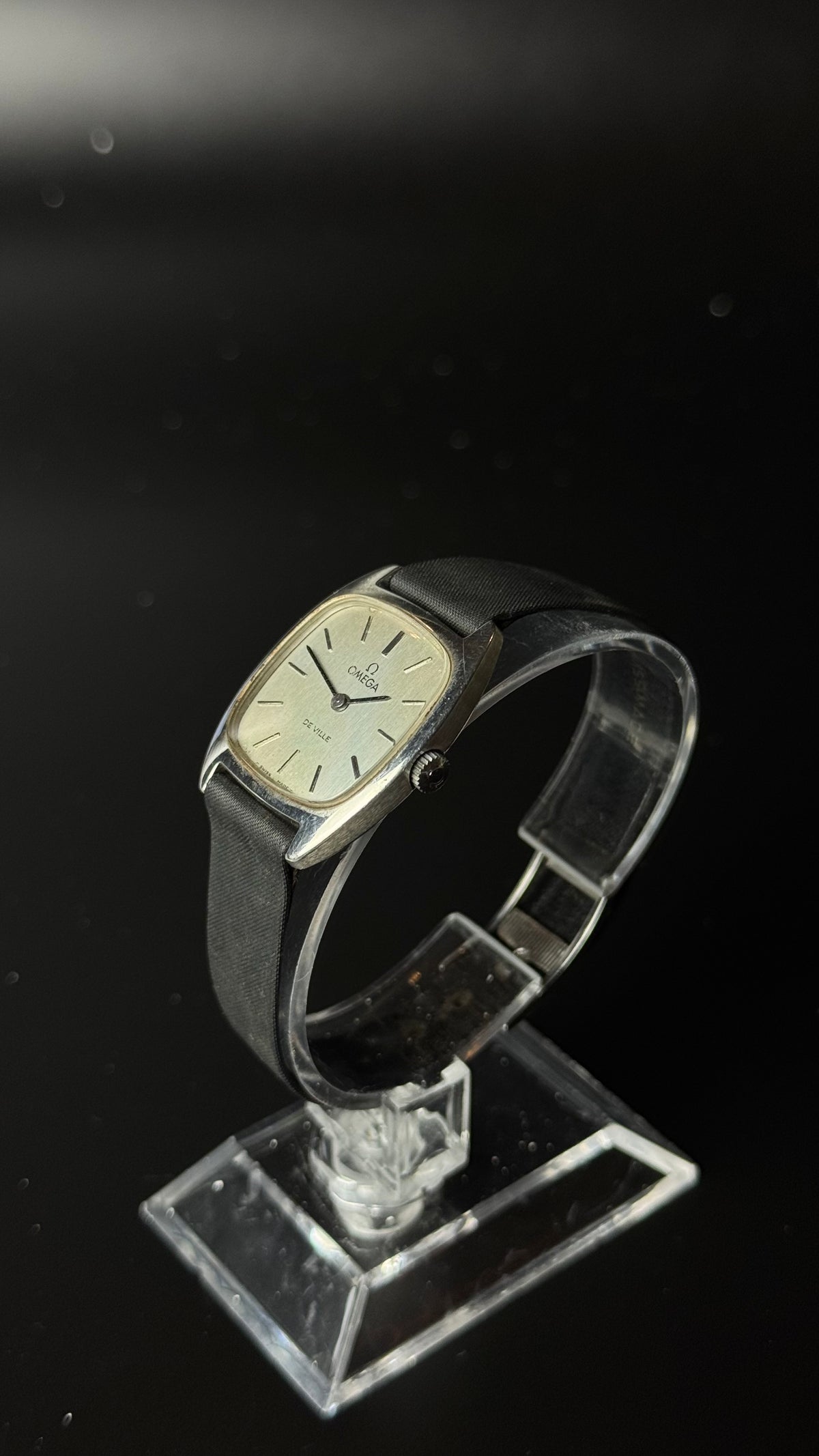 Omega De Ville – zegarek vintage ze srebrną tarczą na czarnym pasku