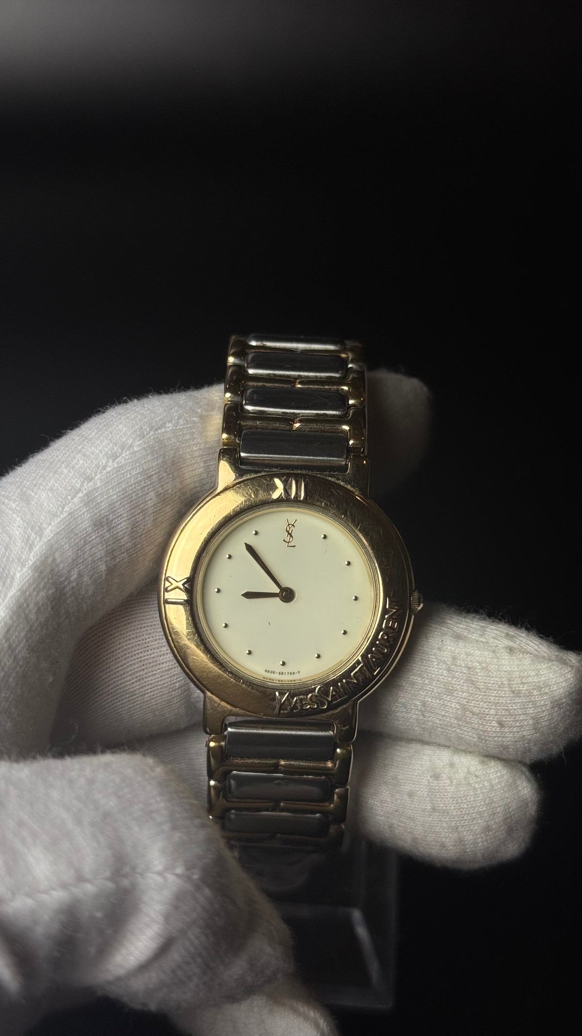 Yves Saint Laurent YSL – kremowa tarcza, złota koperta, dwukolorowa bransoleta