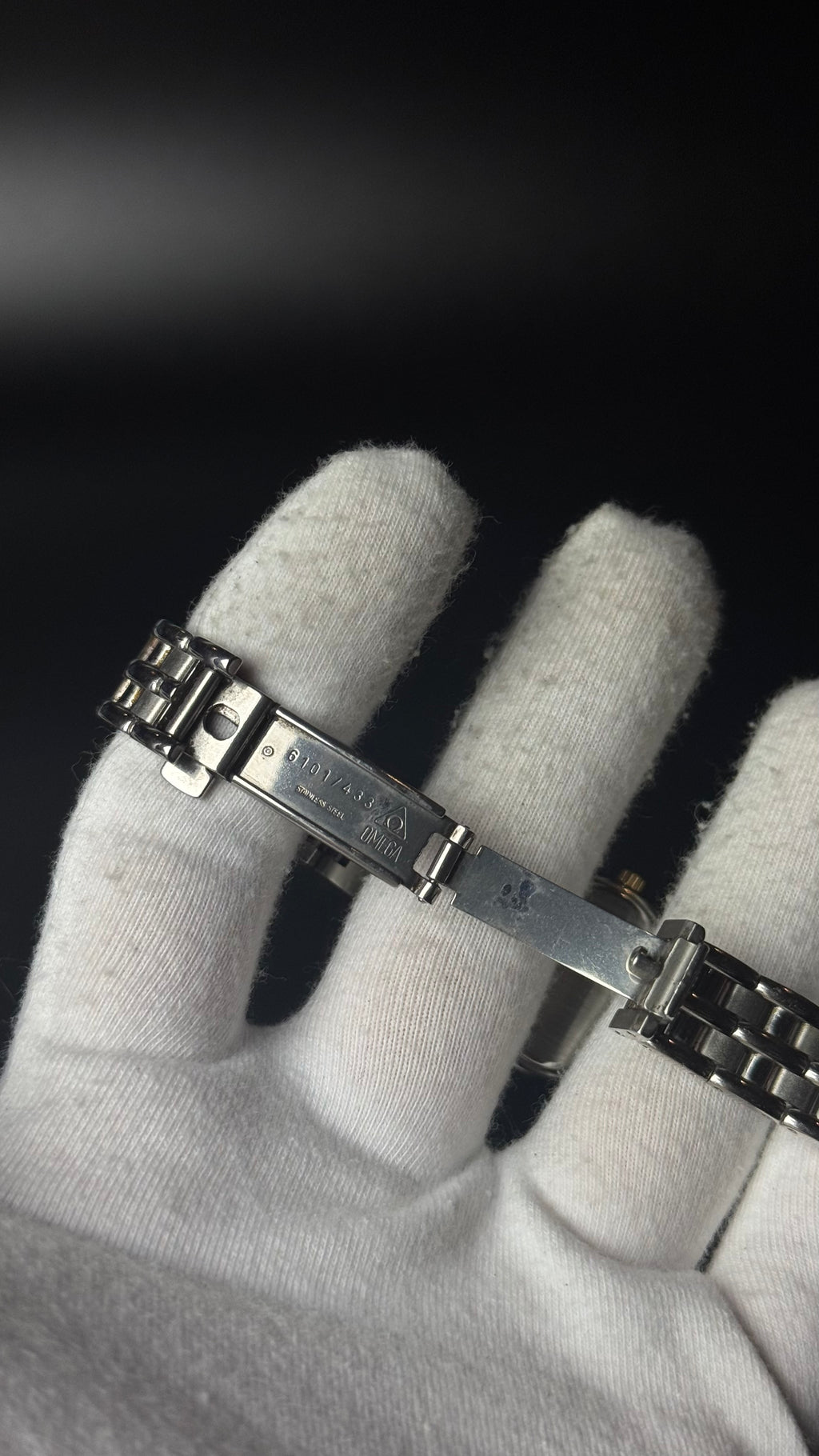 Omega – złota tarcza, srebrna bransoleta