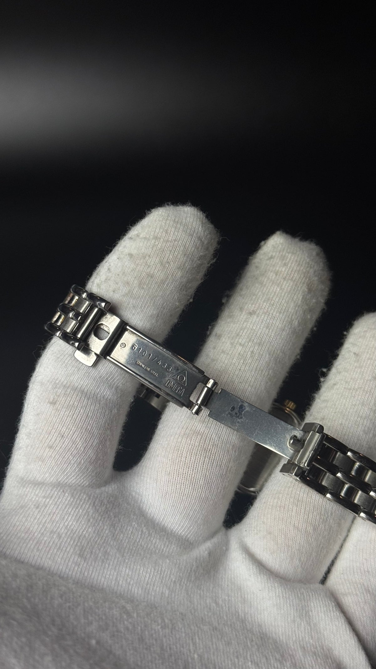 Omega – złota tarcza, srebrna bransoleta