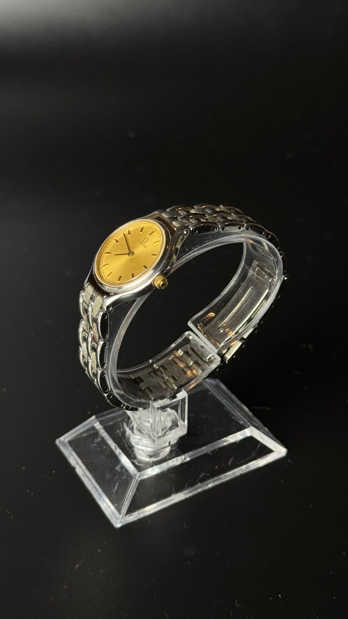 Omega – złota tarcza, srebrna bransoleta