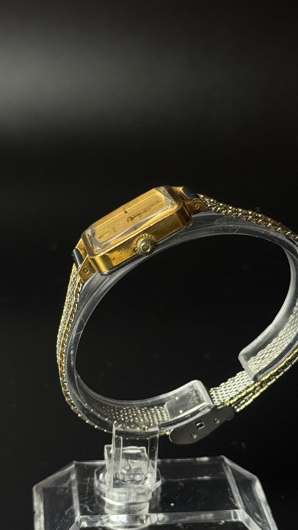 Omega De Ville – kwadratowy zegarek vintage ze złotą tarczą na dwukolorowej bransolecie