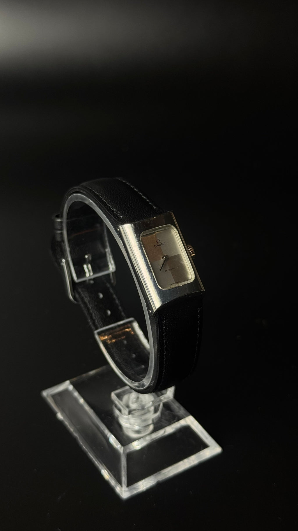 Omega De Ville – prostokątny zegarek vintage z geometryczną tarczą na czarnym pasku