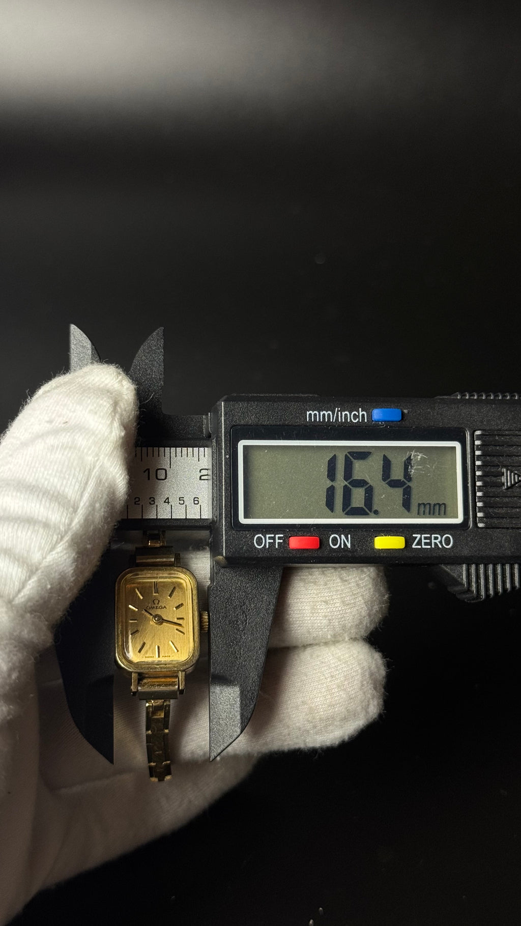 Omega – prostokątny zegarek vintage w złotym kolorze na ozdobnej bransolecie