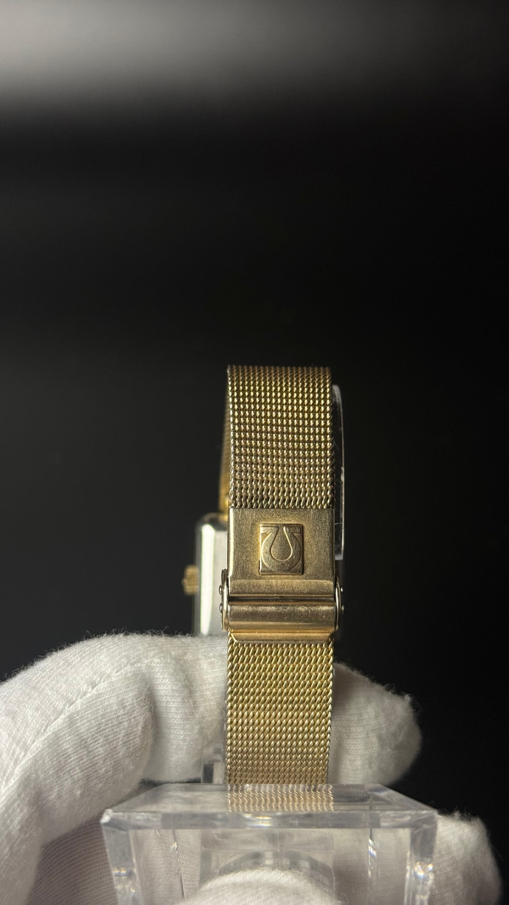 Omega De Ville Automatic – kwadratowa koperta, grafitowa tarcza, złota bransoleta mesh