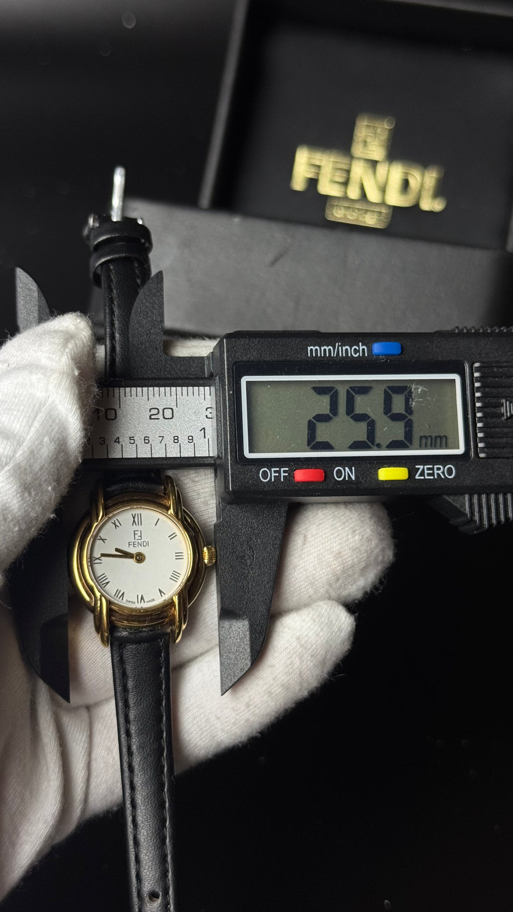 Fendi – zegarek vintage w złotym kolorze z rzymskimi cyframi i czarnym paskiem