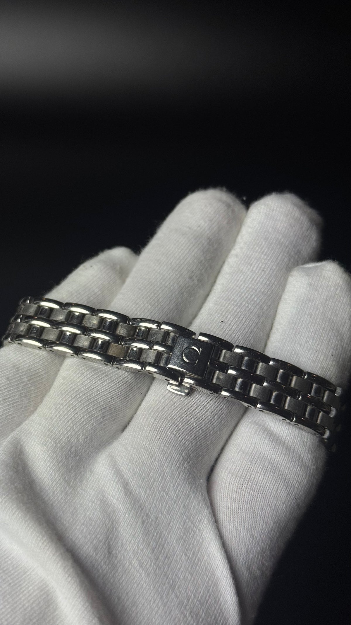 Omega – złota tarcza, srebrna bransoleta