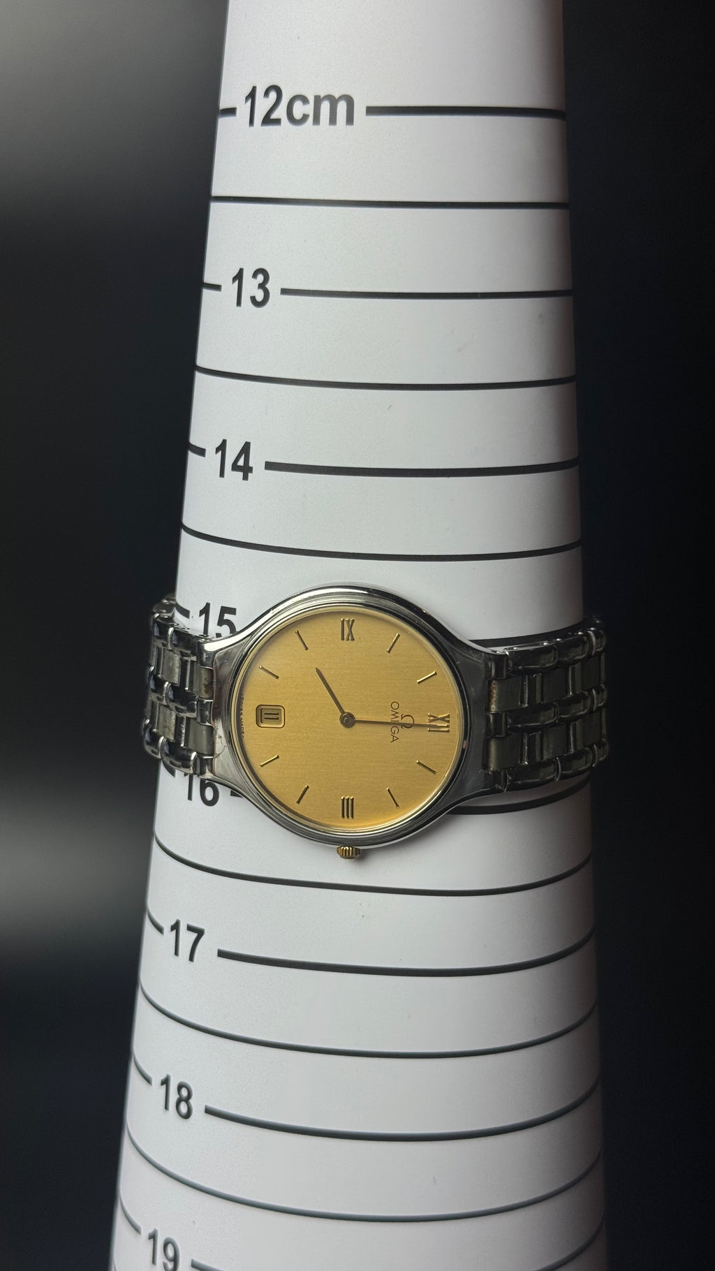 Omega De Ville – złota tarcza, cyfry rzymskie, stalowa bransoleta, datownik