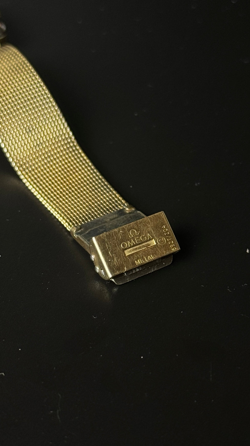 Omega De Ville Automatic – kwadratowa koperta, grafitowa tarcza, złota bransoleta mesh
