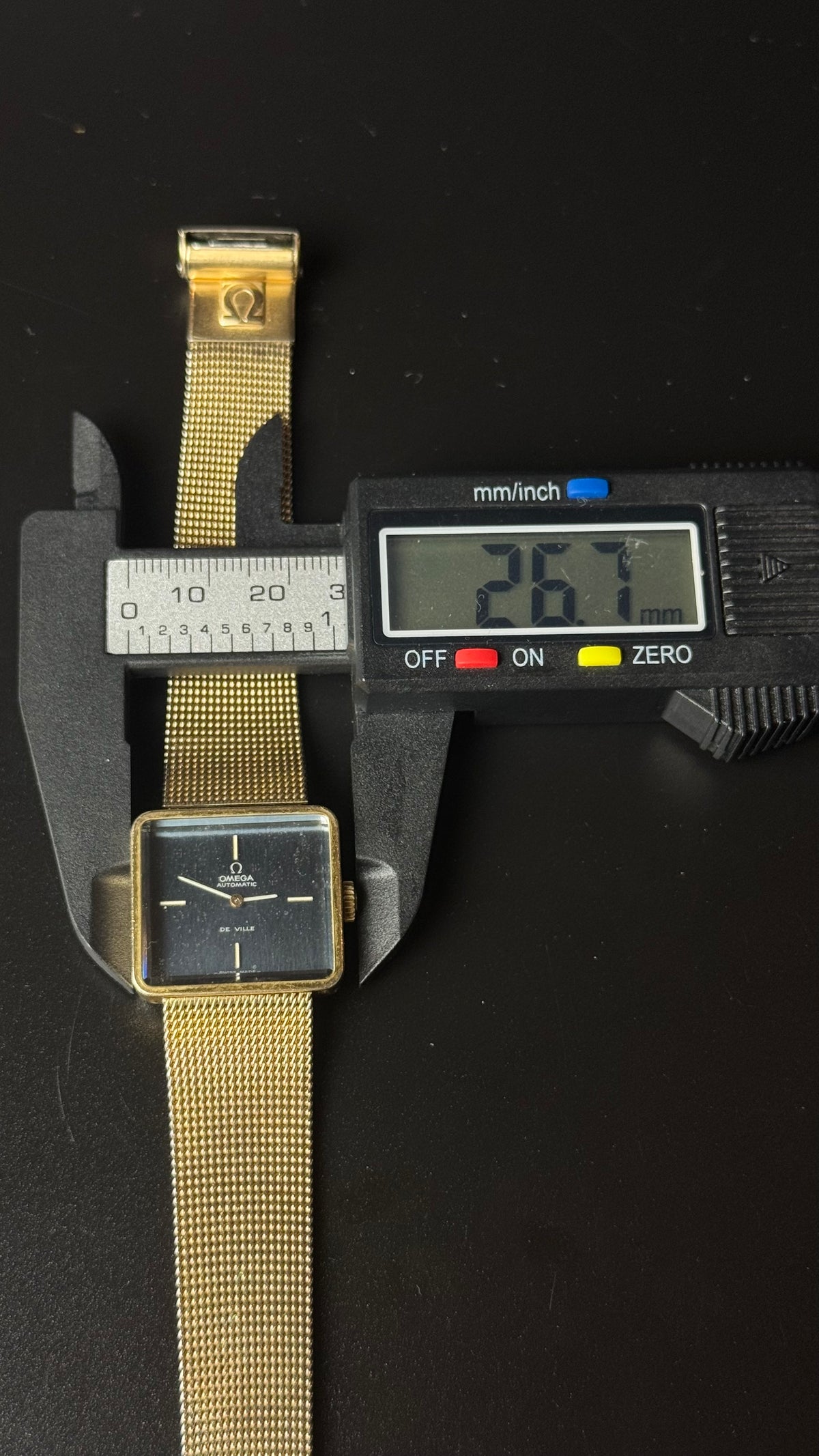 Omega De Ville Automatic – kwadratowa koperta, grafitowa tarcza, złota bransoleta mesh