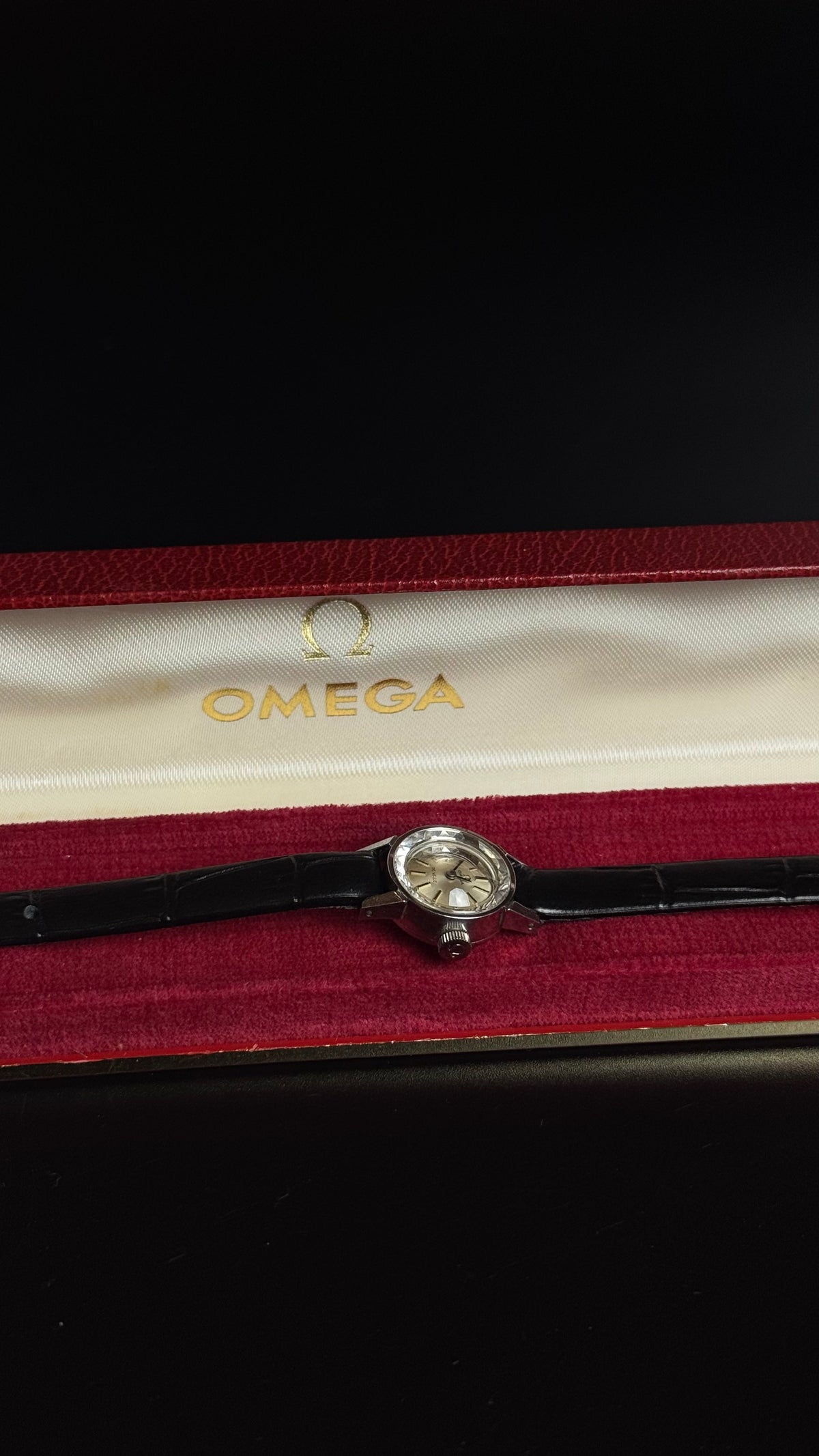 Omega De Ville – damski zegarek vintage z fasetowanym szkłem