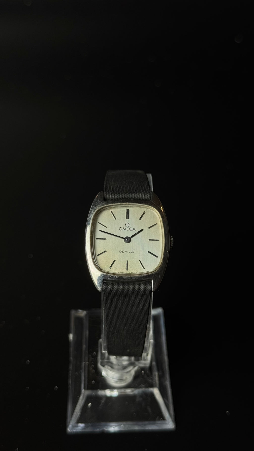 Omega De Ville – zegarek vintage ze srebrną tarczą na czarnym pasku