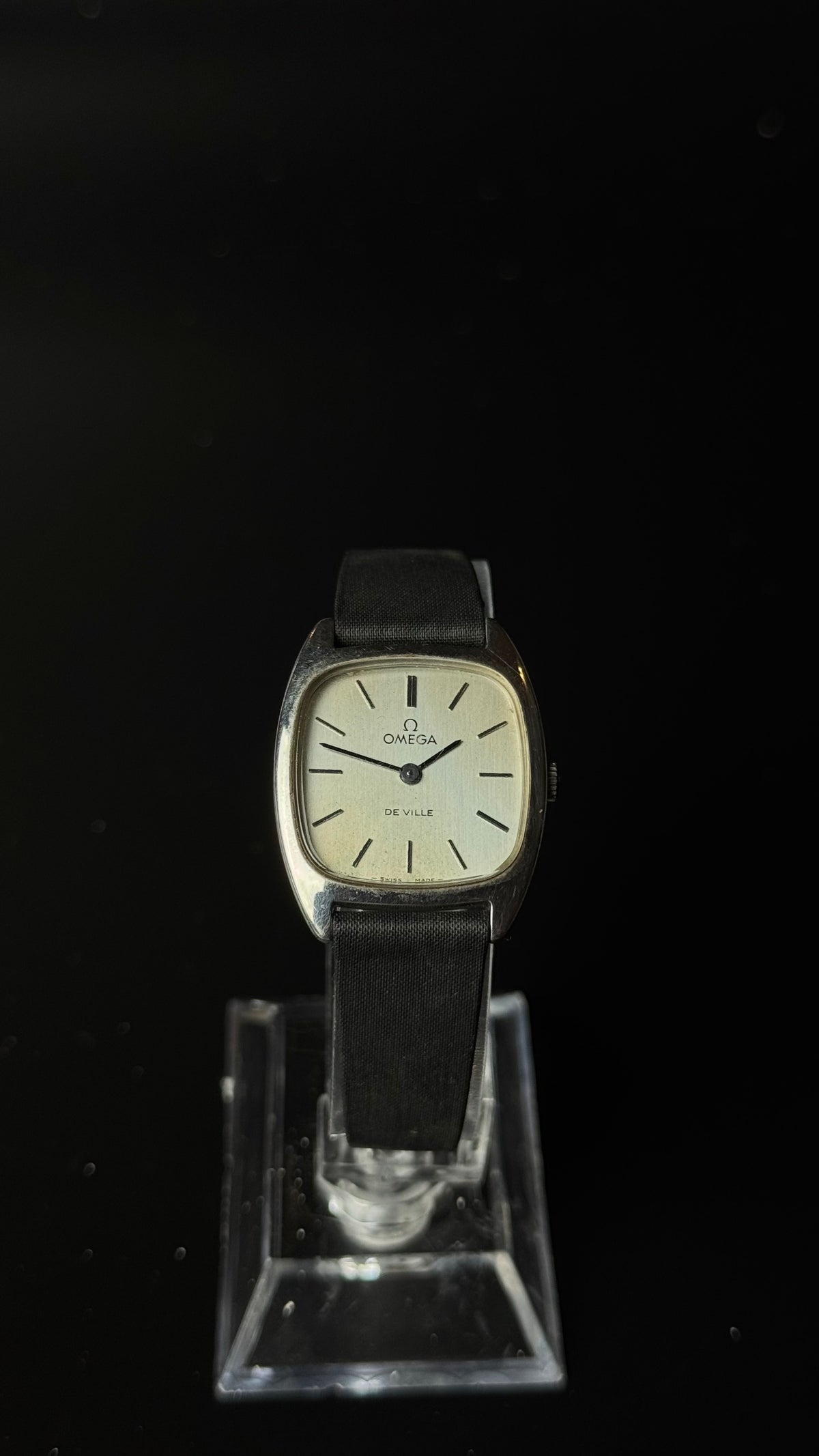 Omega De Ville – zegarek vintage ze srebrną tarczą na czarnym pasku