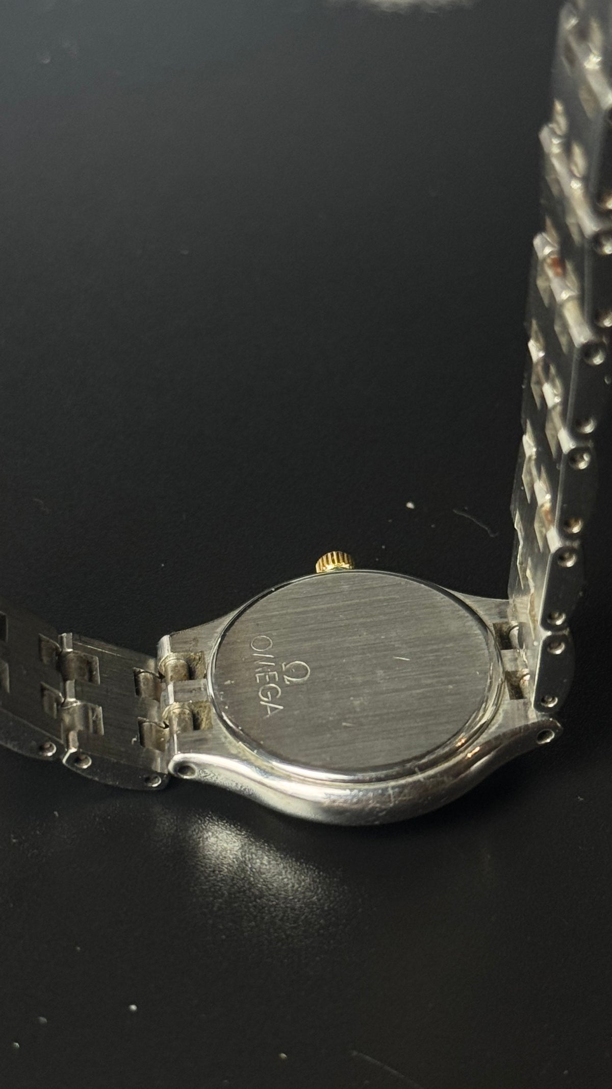Omega – złota tarcza, srebrna bransoleta