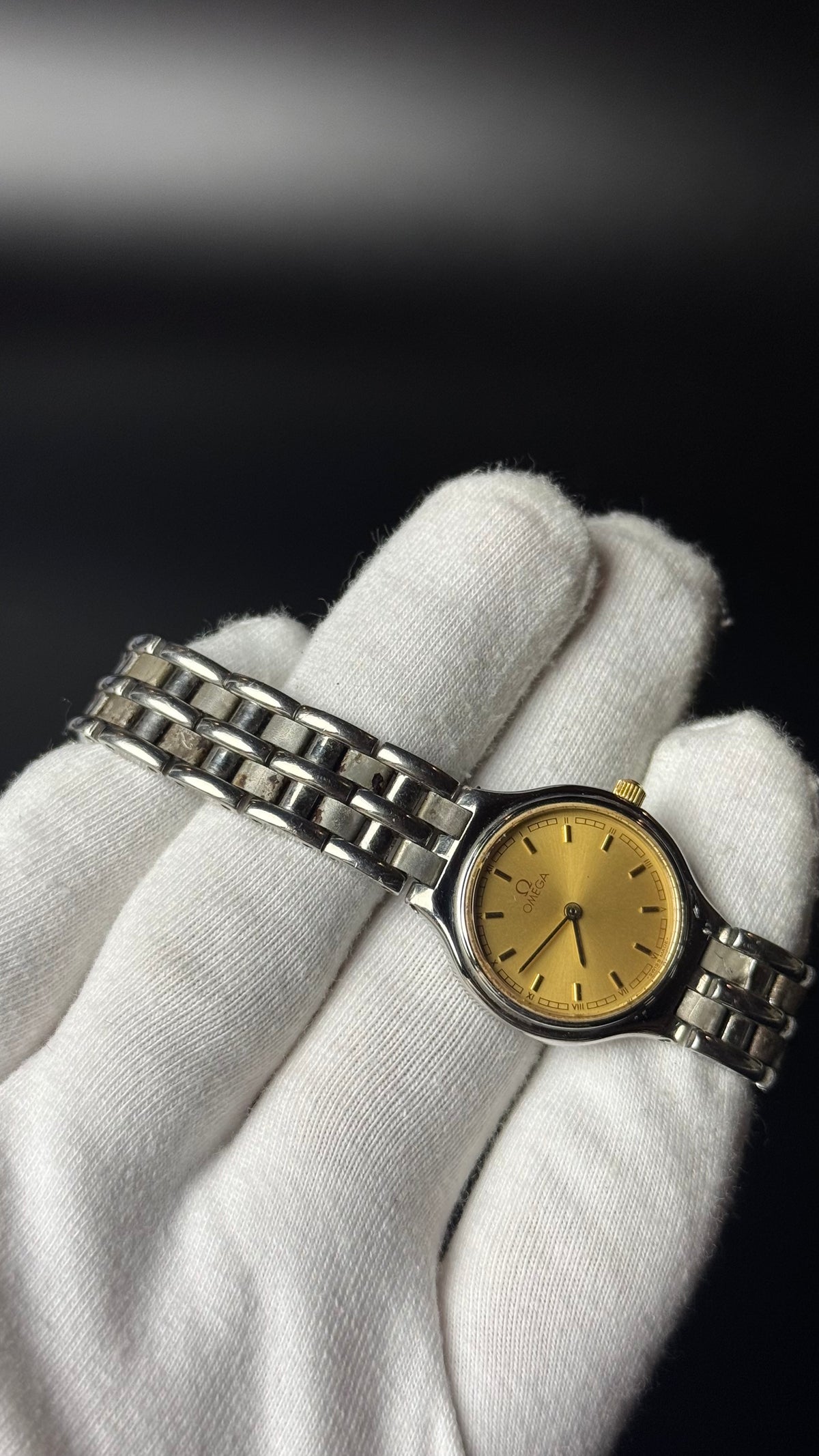 Omega – złota tarcza, srebrna bransoleta