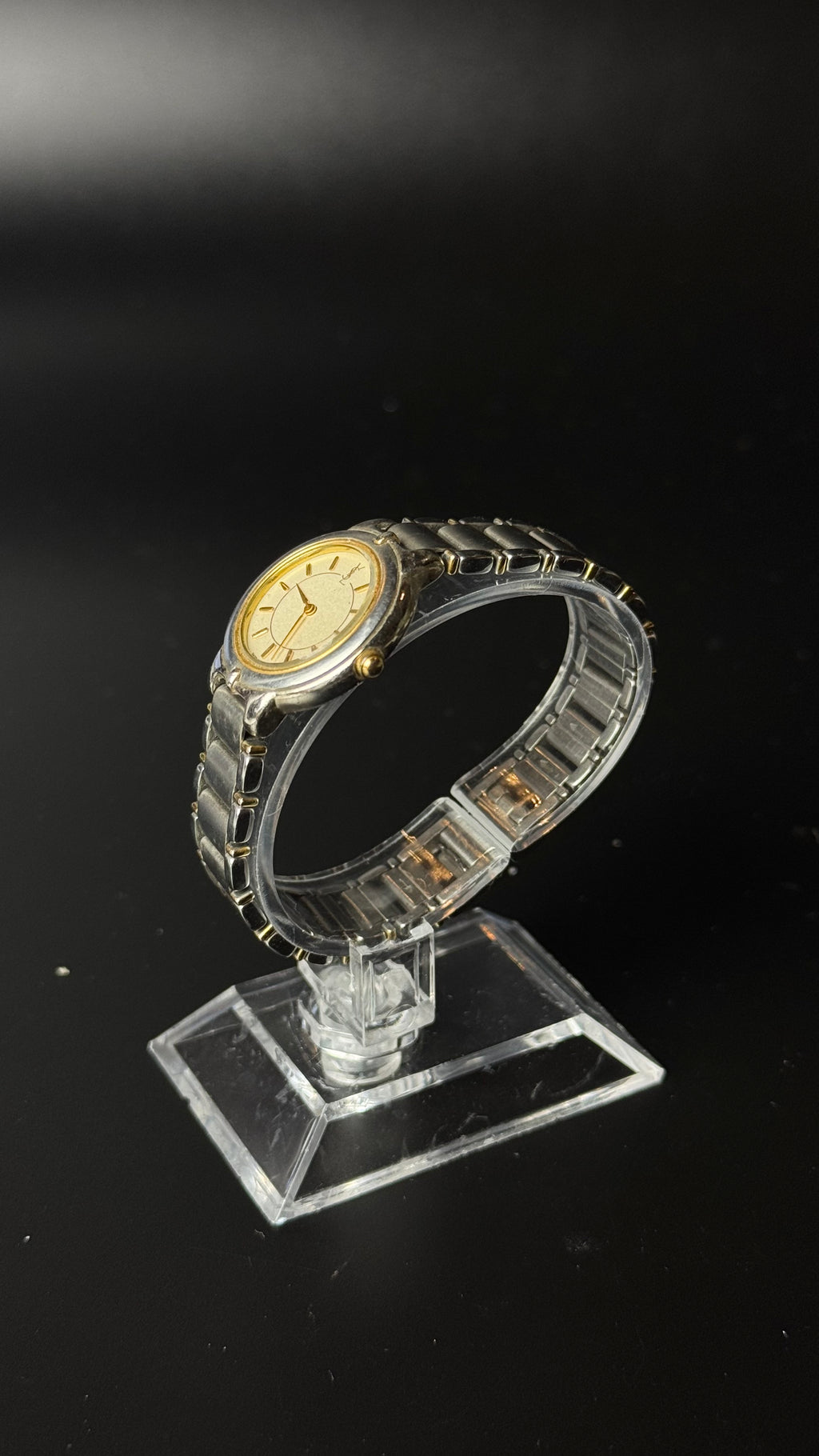 Yves Saint Laurent YSL – kremowa tarcza, srebrno-złota bransoleta