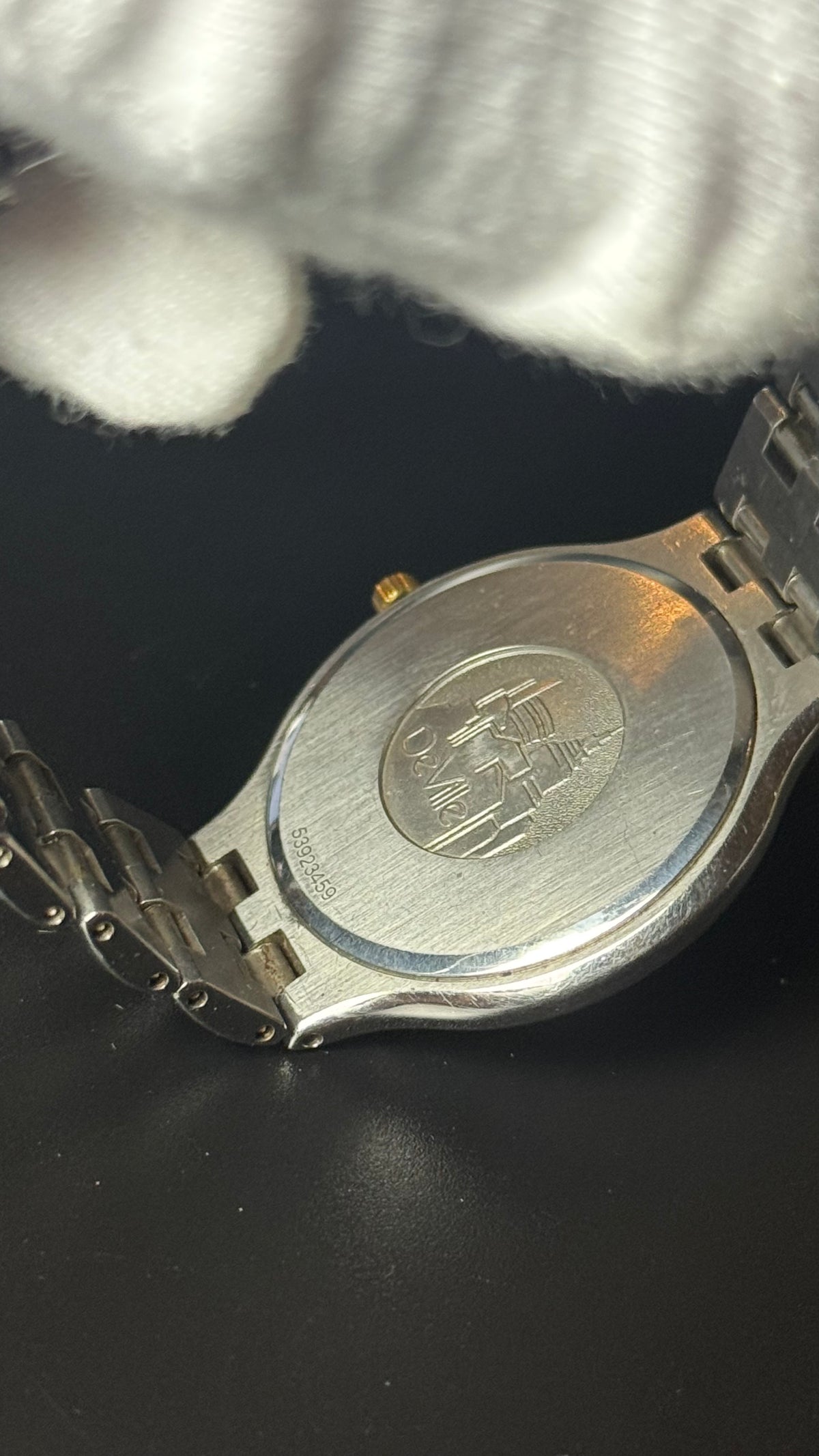 Omega De Ville – złota tarcza, cyfry rzymskie, stalowa bransoleta