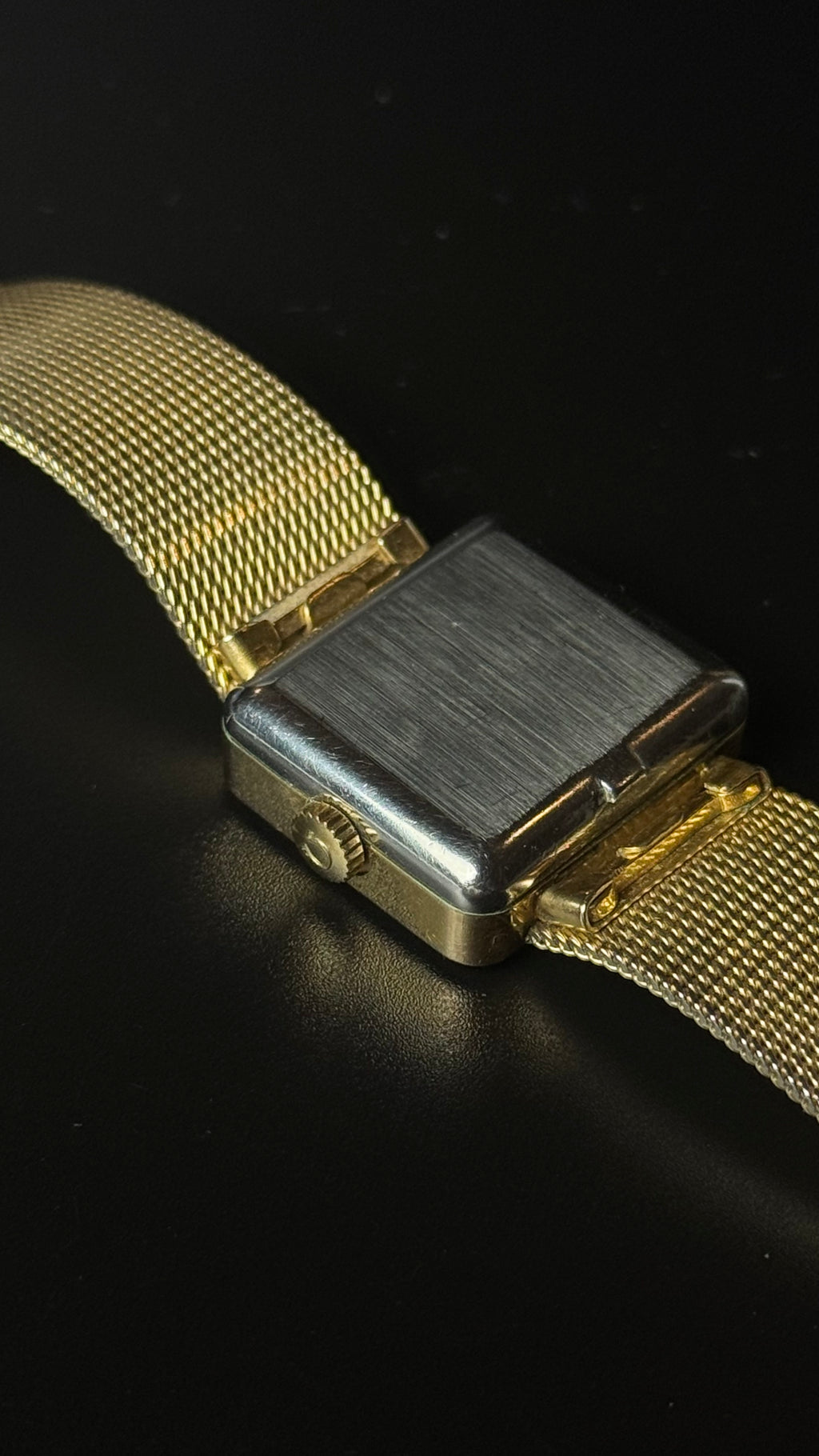Omega De Ville Automatic – kwadratowa koperta, grafitowa tarcza, złota bransoleta mesh
