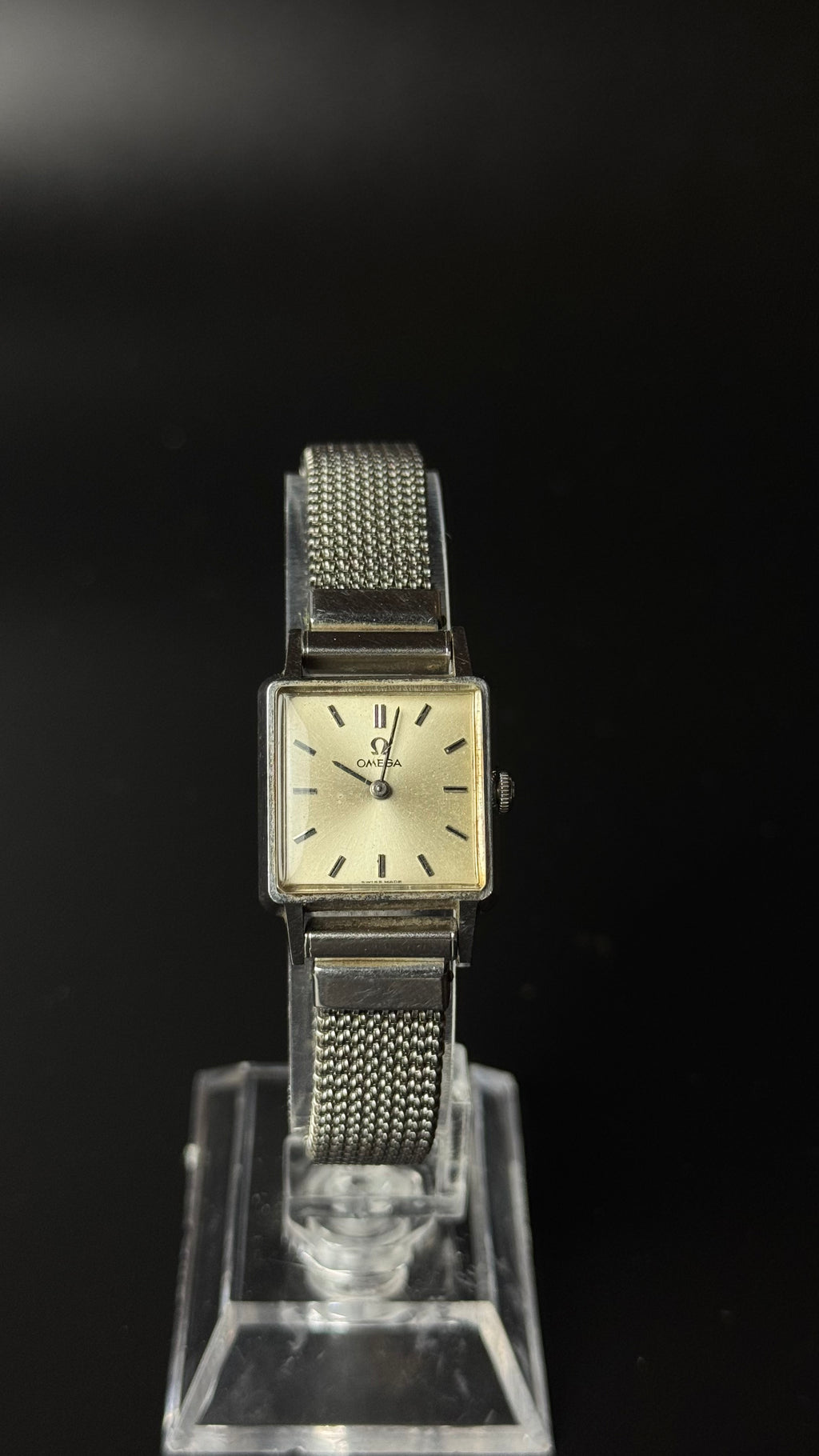 Omega – kwadratowy zegarek vintage z szampańską tarczą na bransolecie mesh