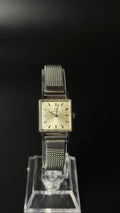 Omega – kwadratowy zegarek vintage z szampańską tarczą na bransolecie mesh