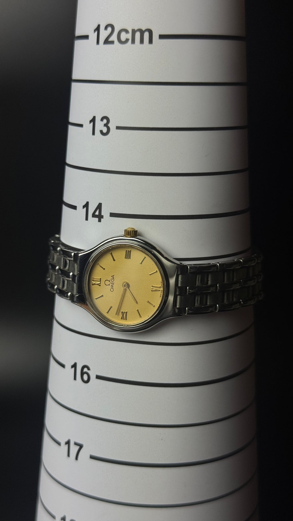 Omega De Ville – złota tarcza, cyfry rzymskie, stalowa bransoleta