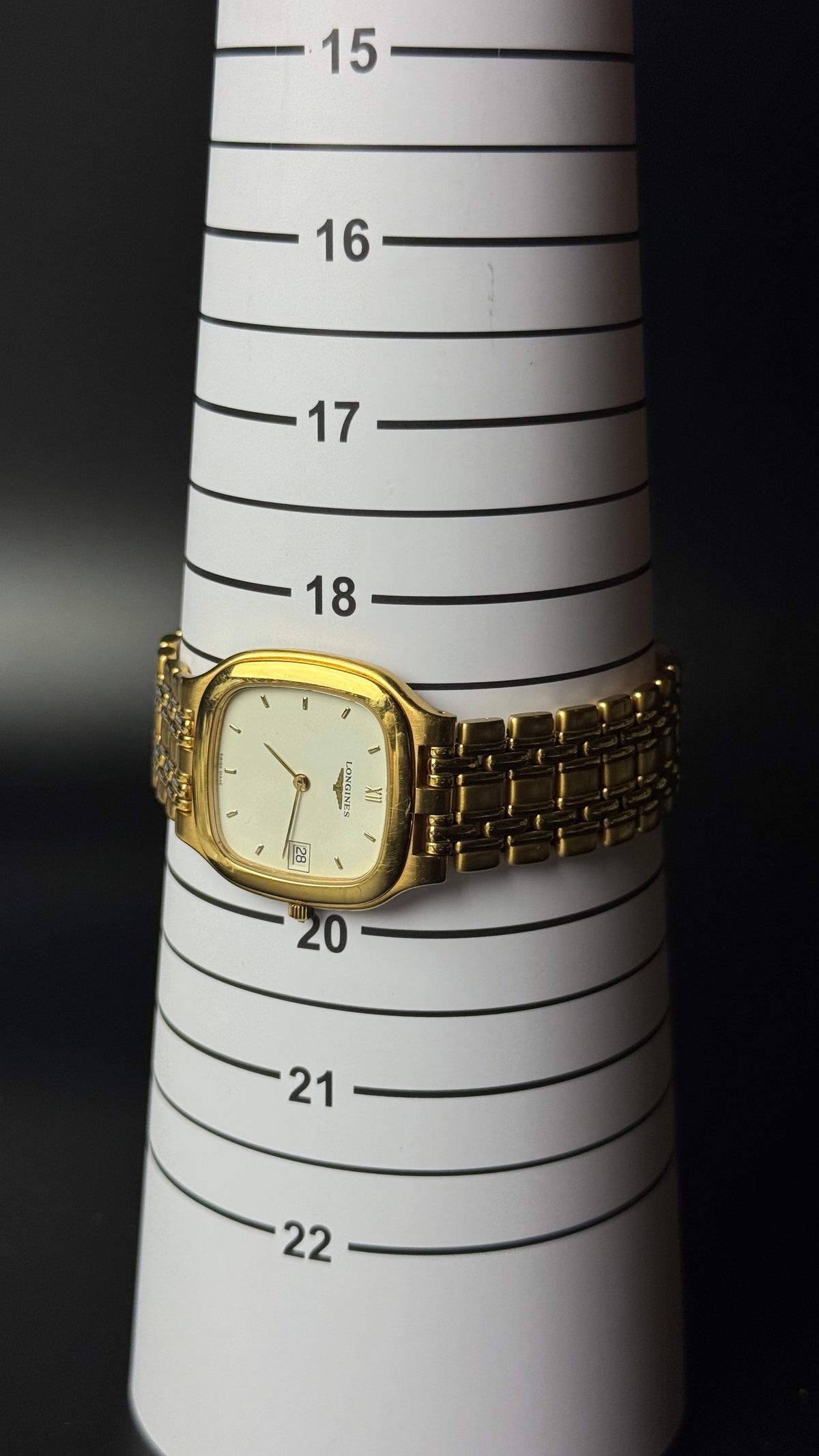 Longines – zegarek vintage z jasną tarczą i datownikiem na złotej bransolecie