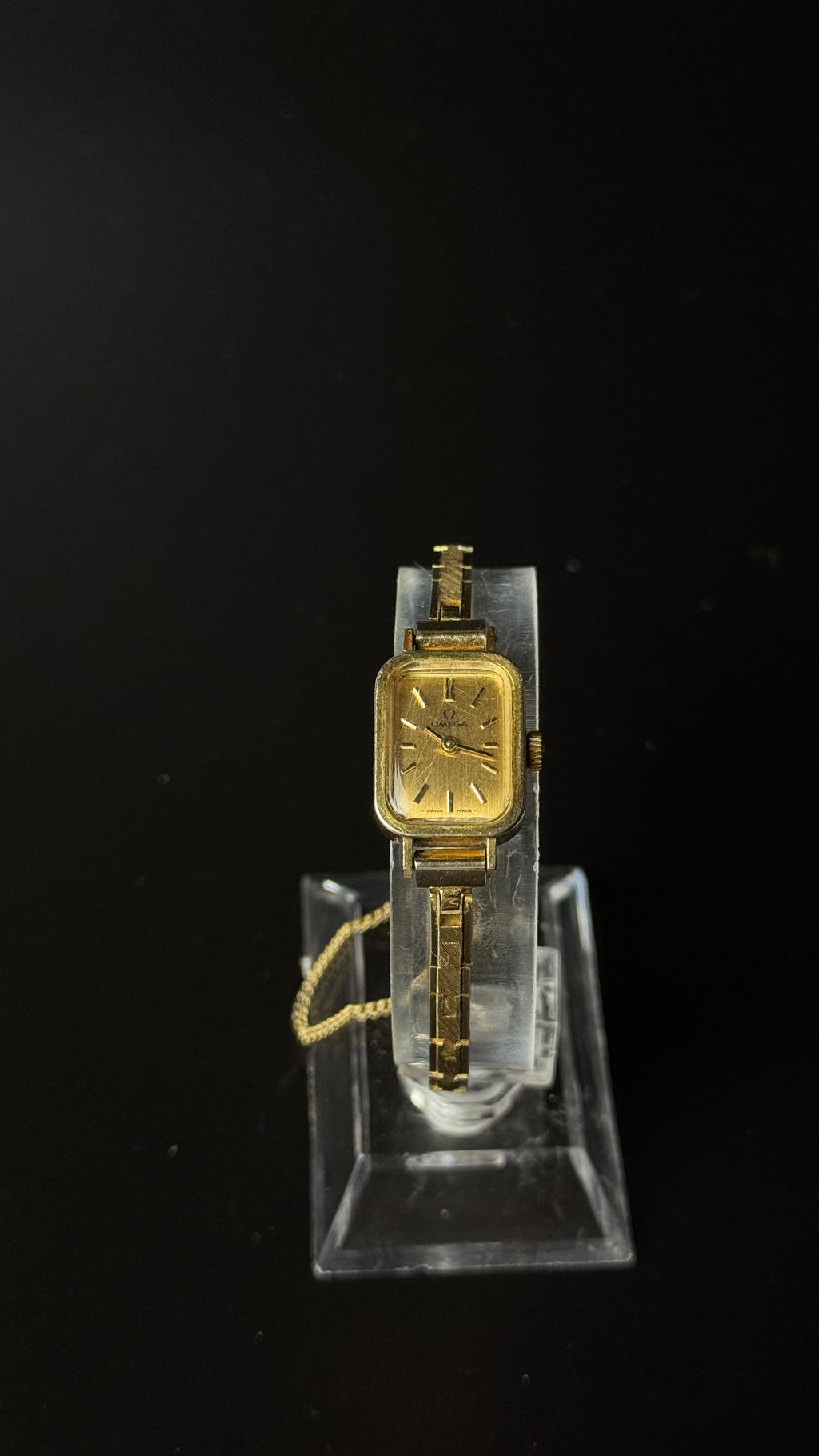 Omega – prostokątny zegarek vintage w złotym kolorze na ozdobnej bransolecie