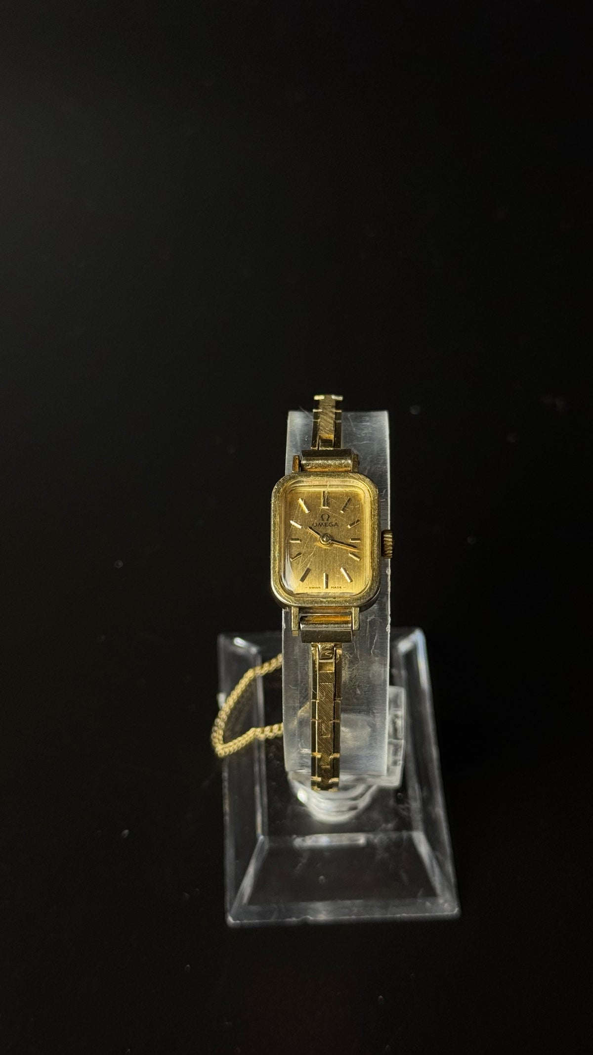 Omega – prostokątny zegarek vintage w złotym kolorze na ozdobnej bransolecie