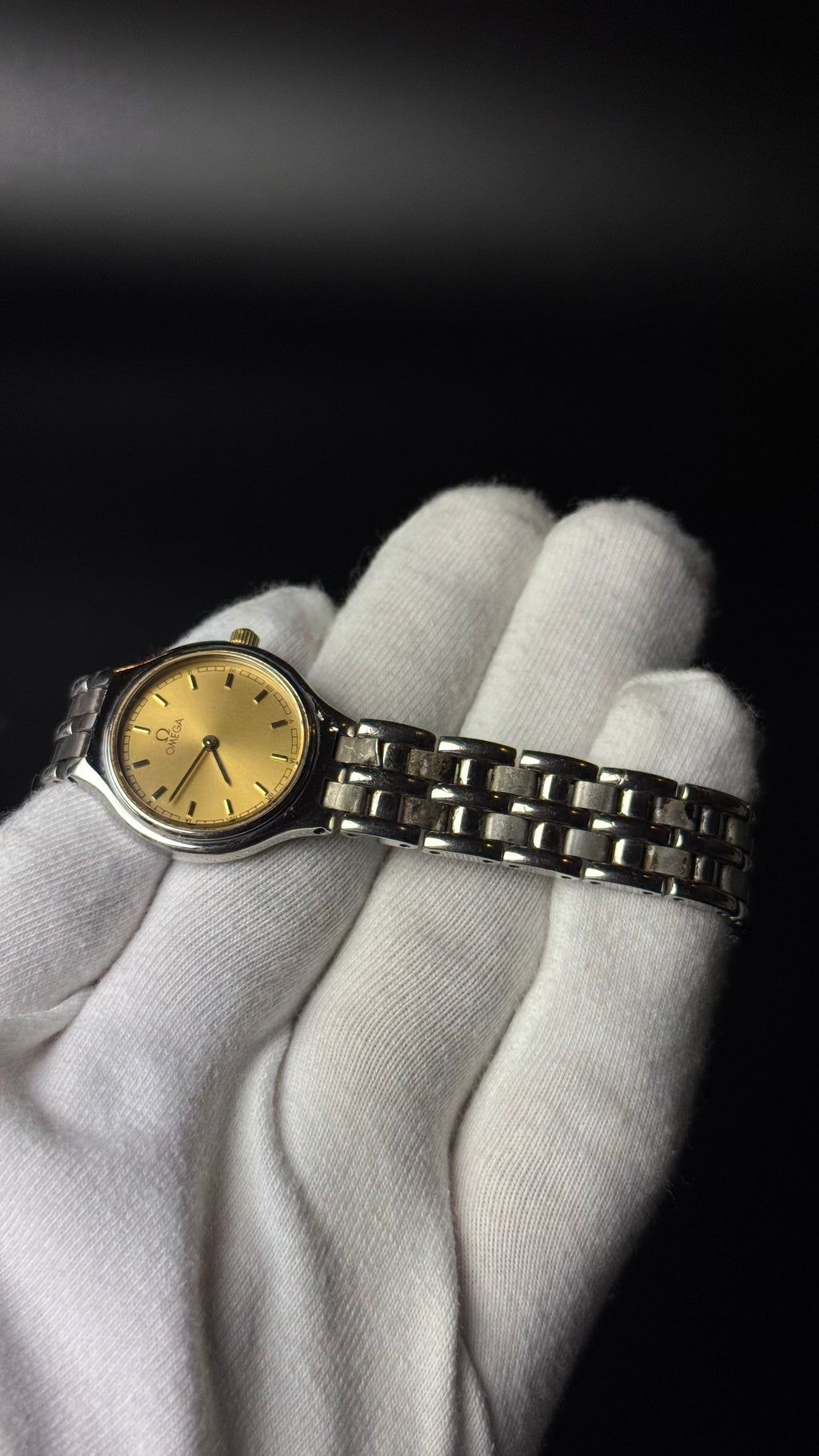 Omega – złota tarcza, srebrna bransoleta