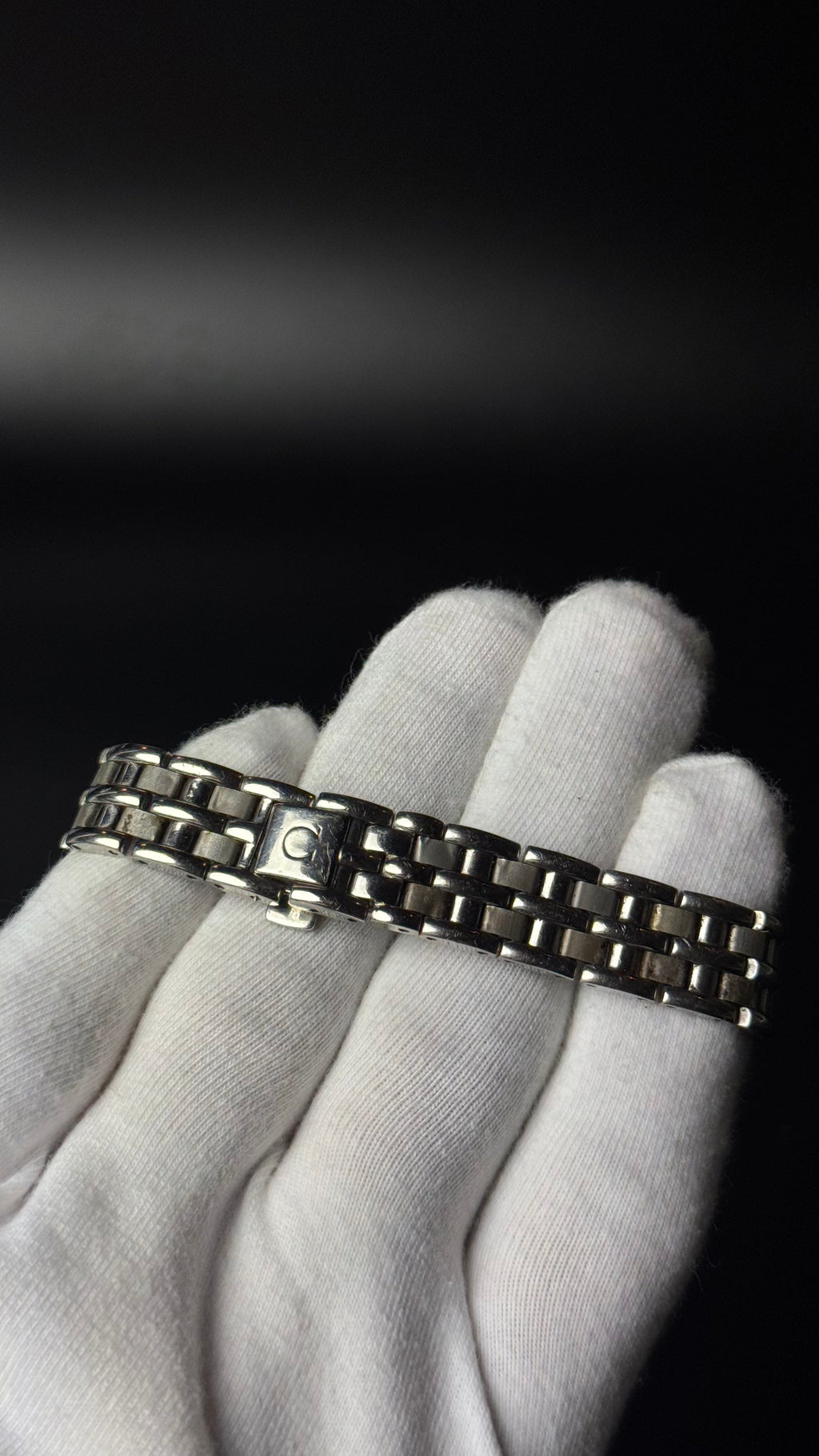 Omega – złota tarcza, srebrna bransoleta