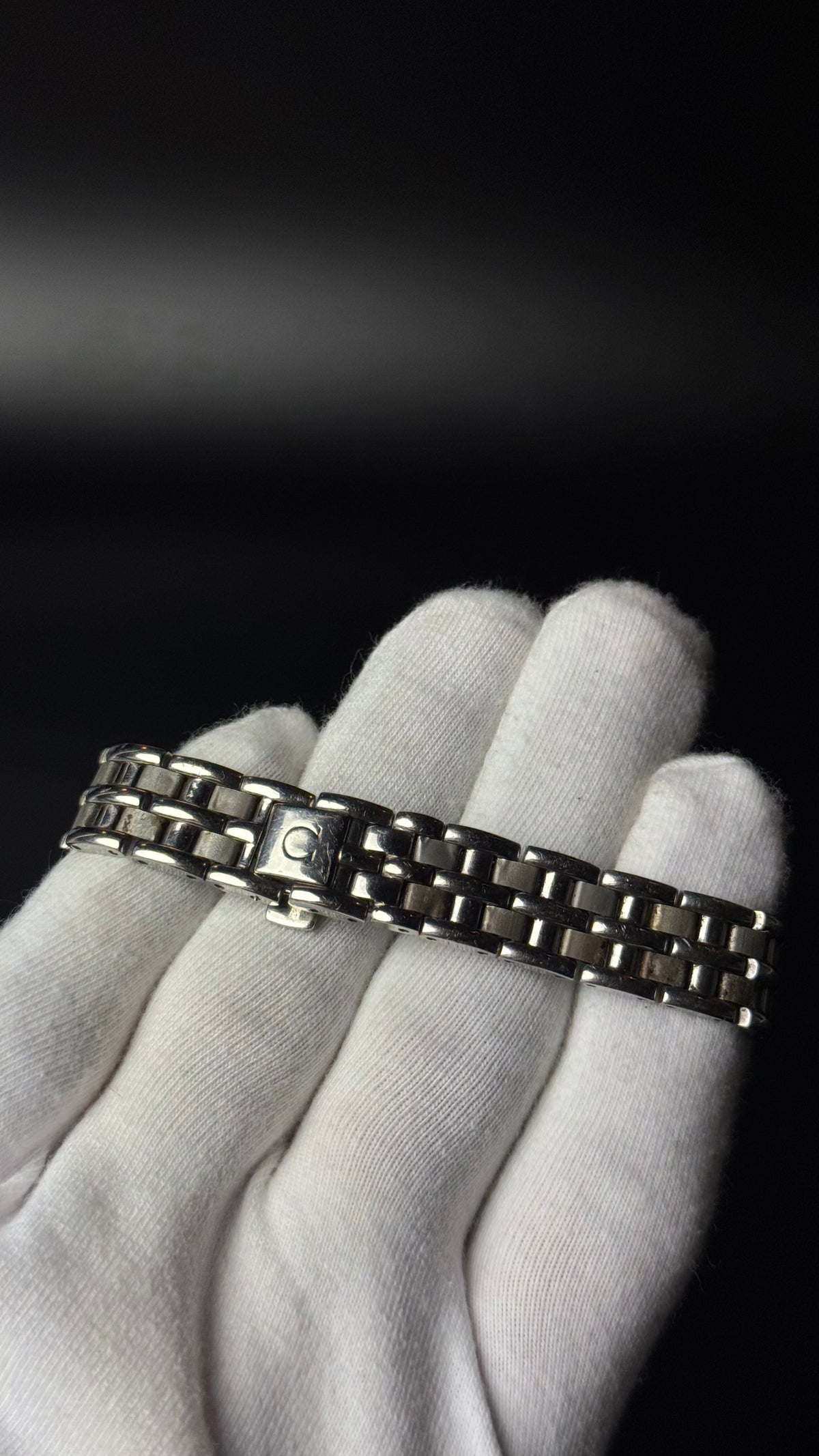 Omega – złota tarcza, srebrna bransoleta