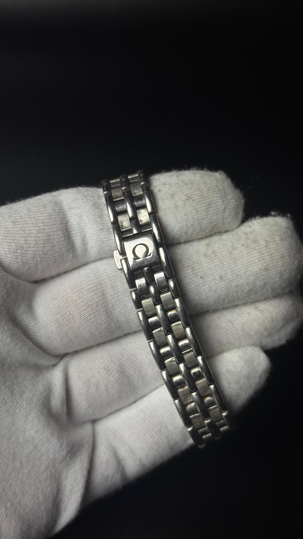 Omega De Ville – złota tarcza, cyfry rzymskie, stalowa bransoleta