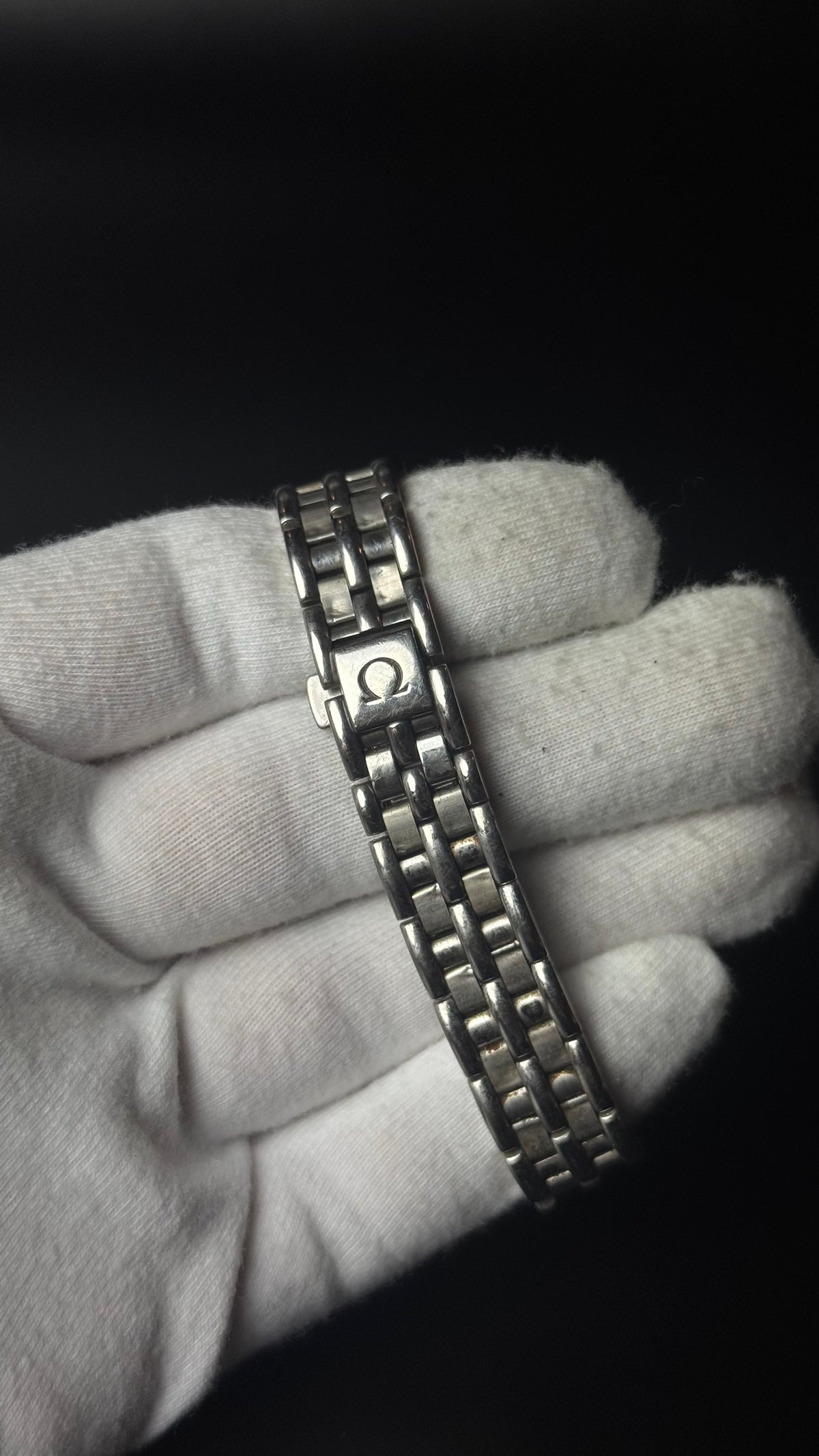 Omega De Ville – złota tarcza, cyfry rzymskie, stalowa bransoleta