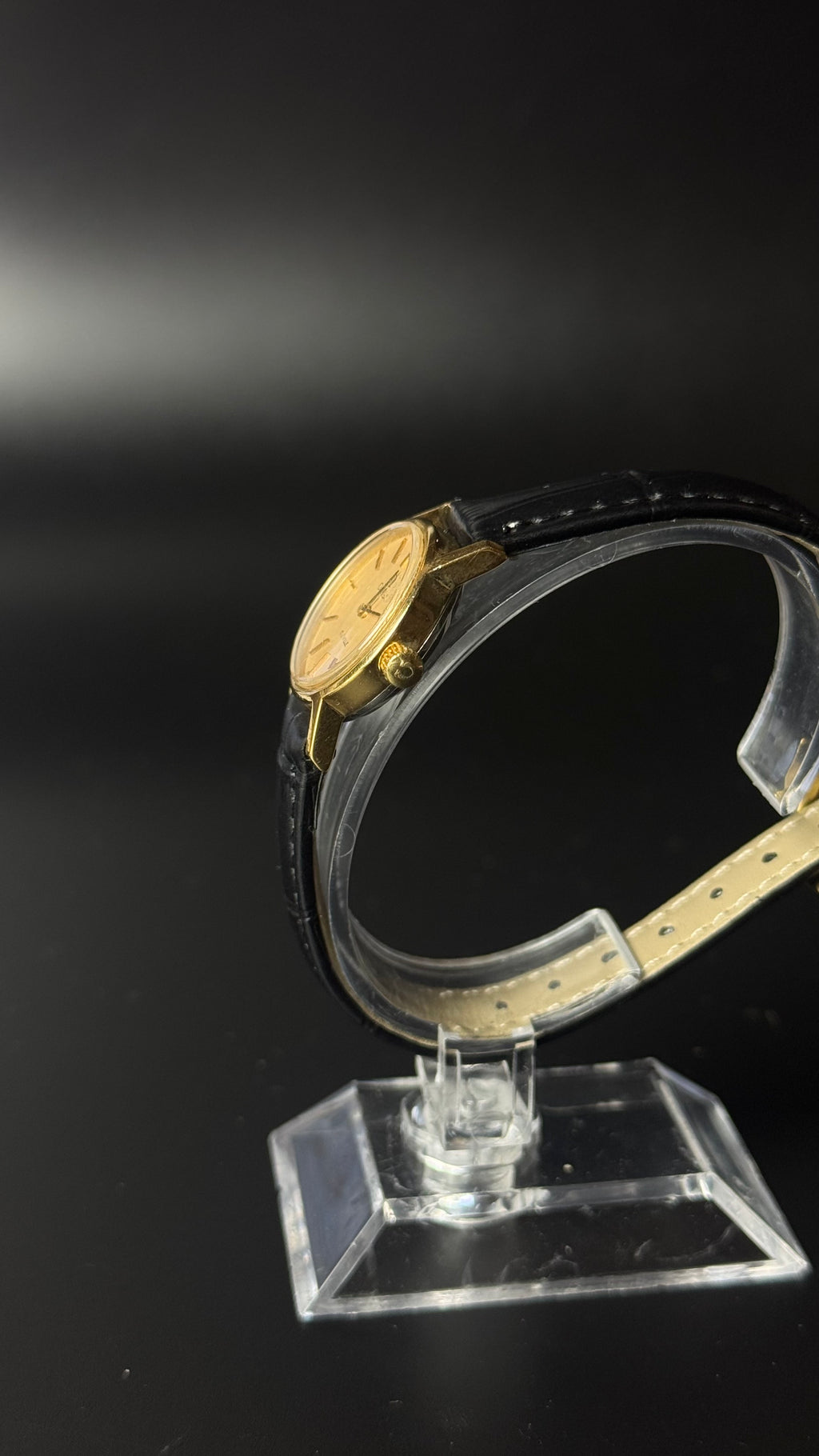 Omega De Ville – zegarek vintage ze złotą tarczą na czarnym pasku