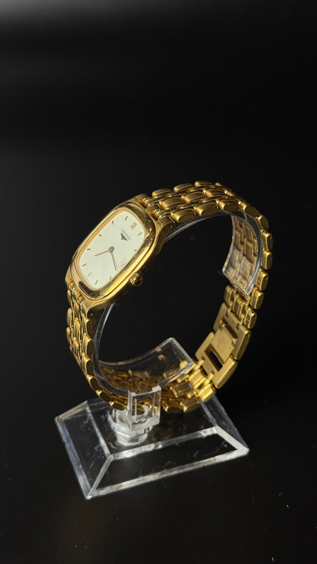 Longines – zegarek vintage z jasną tarczą i datownikiem na złotej bransolecie