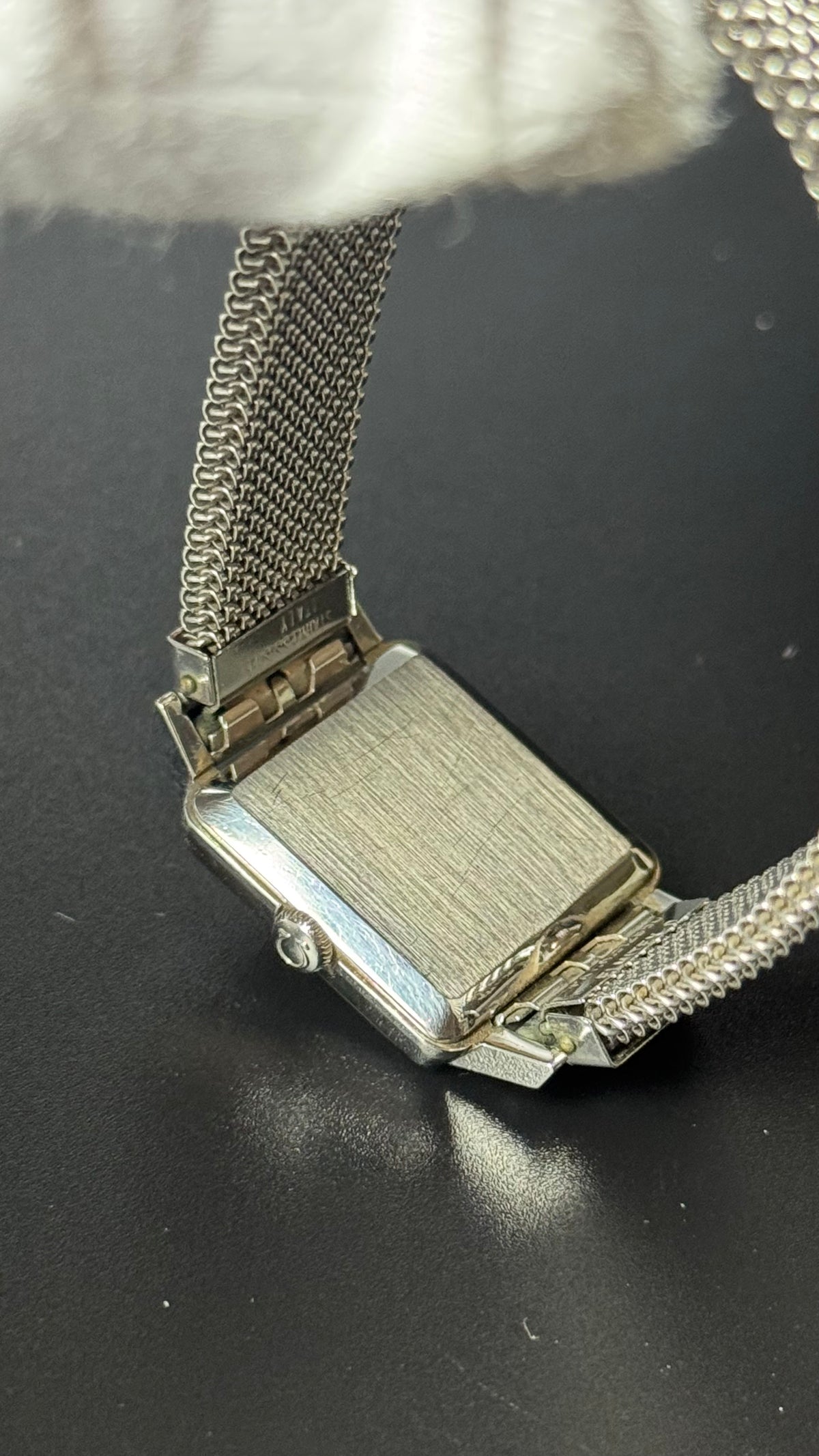 Omega – kwadratowy zegarek vintage z szampańską tarczą na bransolecie mesh