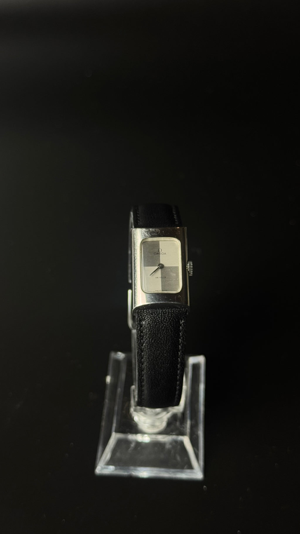 Omega De Ville – prostokątny zegarek vintage z geometryczną tarczą na czarnym pasku