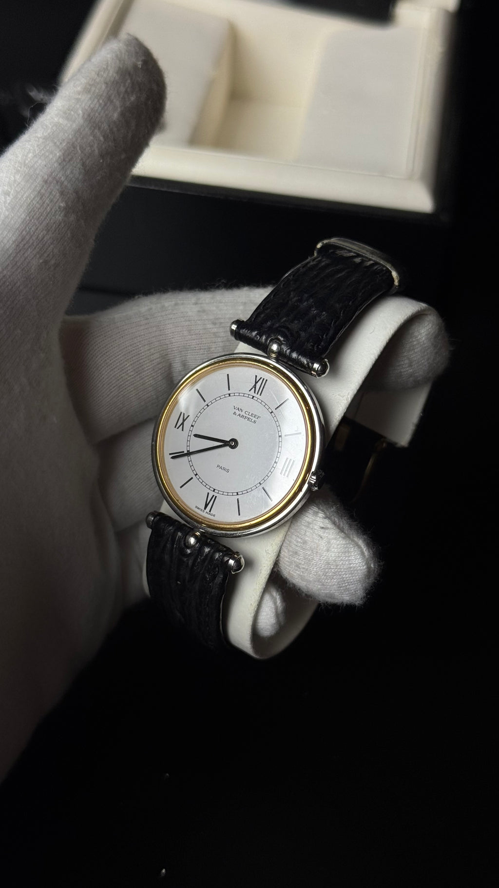 Van Cleef & Arpels La Collection – zegarek vintage z białą tarczą i dwukolorową kopertą